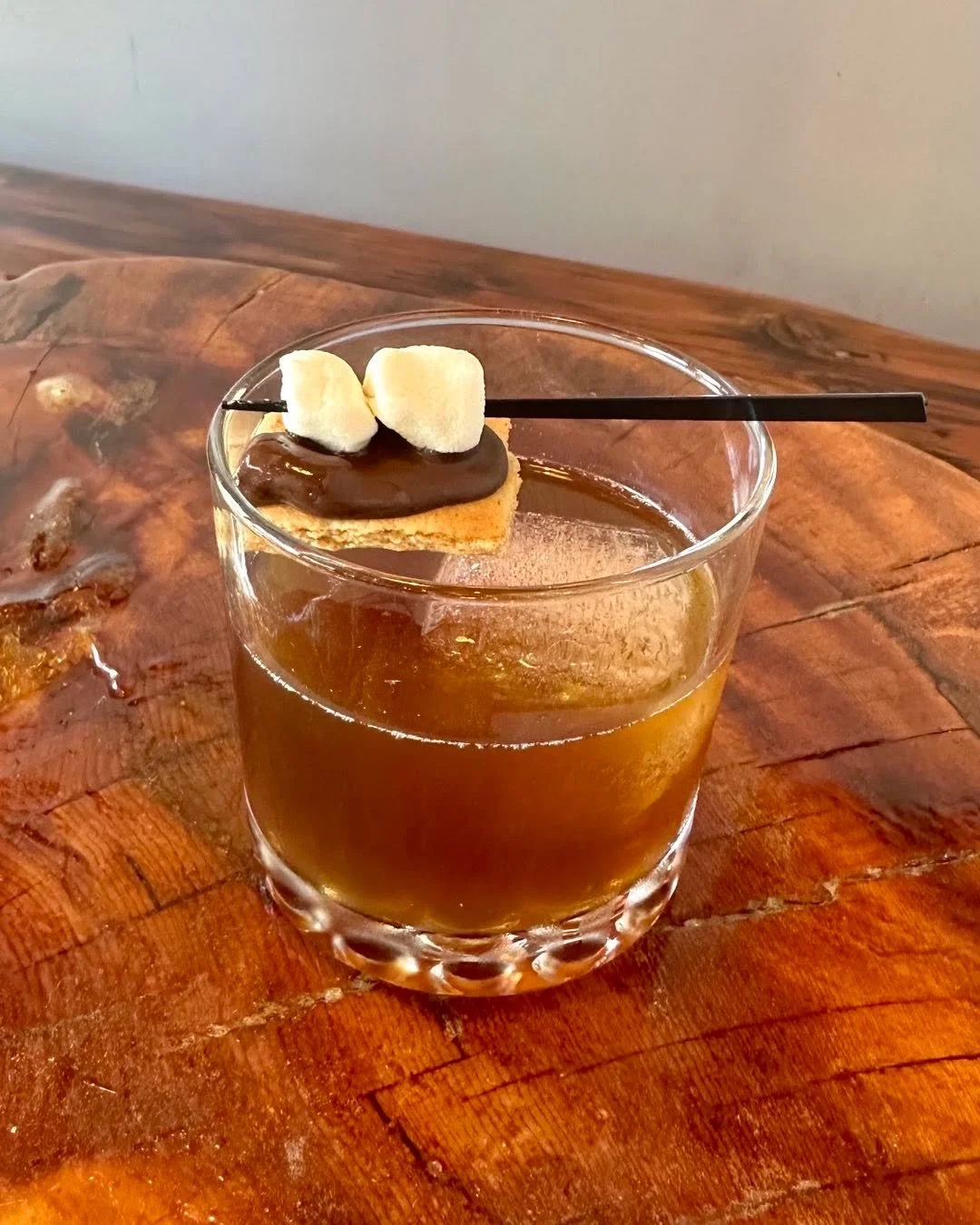 S&rsquo;mores in a glass!🥃 🍫🔥🪵 

&ldquo;Mallow Out&rdquo; : Straight Bourbon Whiskey, Franklin Coffee Liqueur, toasted marshmallow, chocolate ginger bitters
.
.
.
#thirstythursday #smores #bourbon #craftcocktails #foco #drinklocal #fortcollins