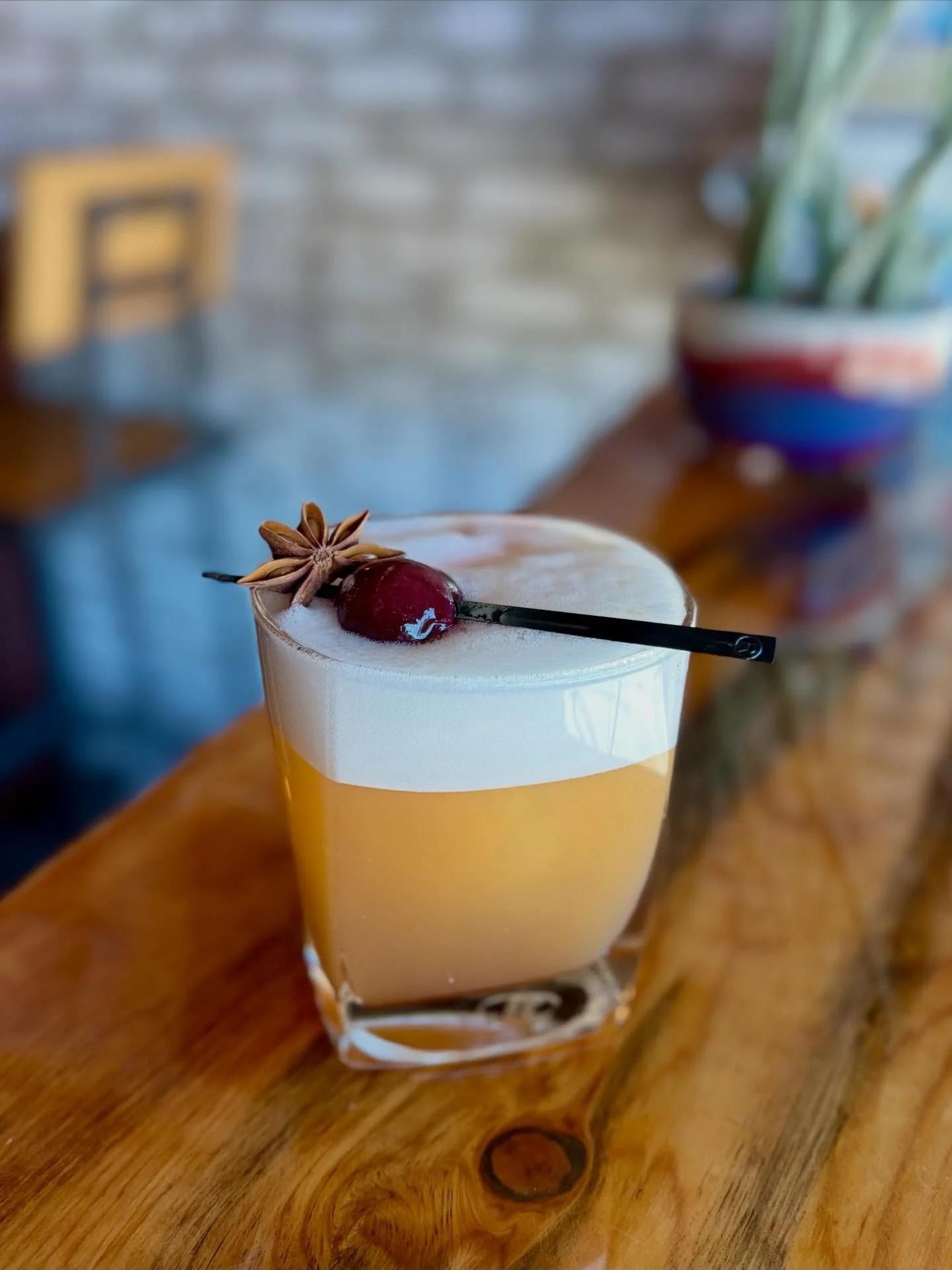 We refuse to pick a favorite but if we HAD to&hellip; the Brown-Butter Amaretto Sour is at the top of the list🏆😍 

Silky smooth, nutty, and slightly sweet - 10/10! 

#elevation5003distillery #elevatingspiritslocally #craftcocktails #bourbon #whiske
