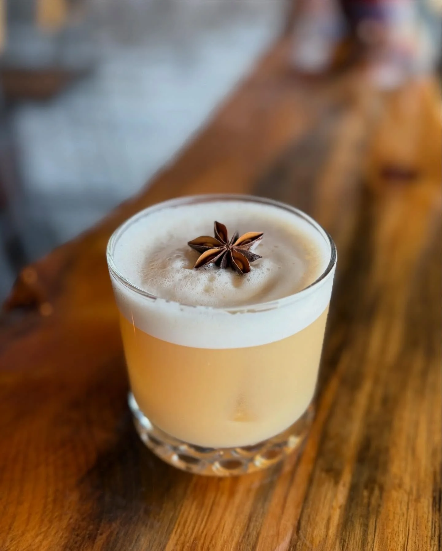 Outside: ❄️🌨️ Inside: 🥃🥰 

Snowcap - Straight Bourbon Whiskey &bull; chai tea &bull; maple &bull; lemon &bull; egg white &bull; orange bitters 

Here for you all weekend long! 

#elevation5003distillery #elevatingspiritslocally #whiskey #craftcock