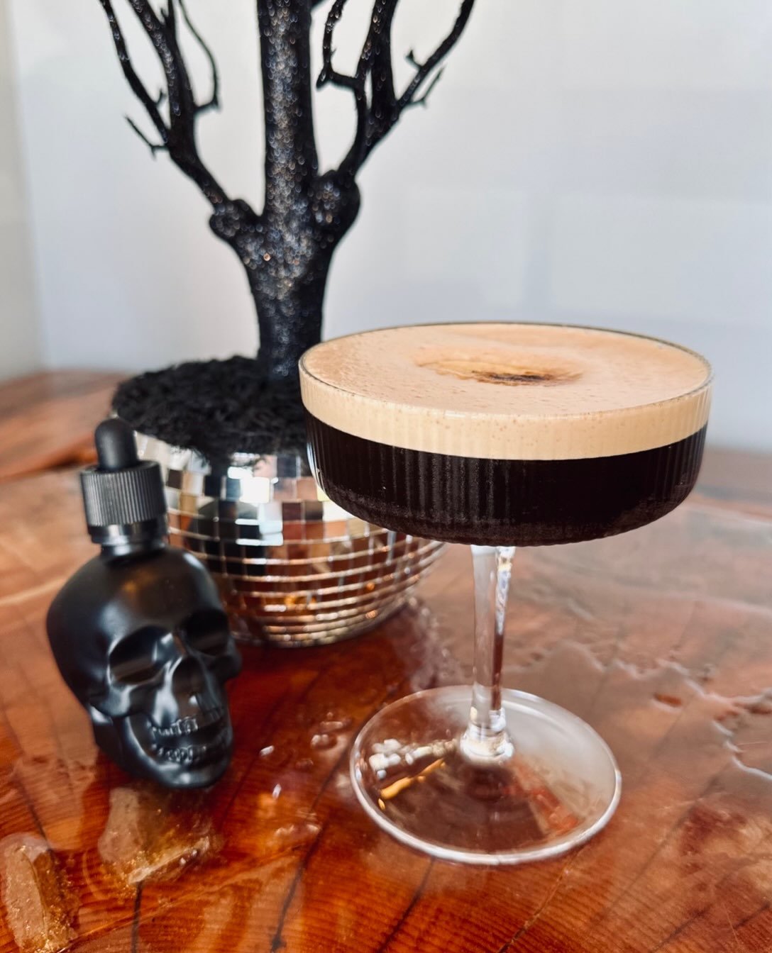 Dessert and cocktail cravings, handled!🍌☕️✨

Banana Bread Espresso Martini: Narrow Road Vodka &bull; Franklin Coffee Liqueur &bull; banana liqueur &bull; amaretto liqueur &bull; espresso &bull; simple &bull; cinnamon &bull; banana chip garnish

#for