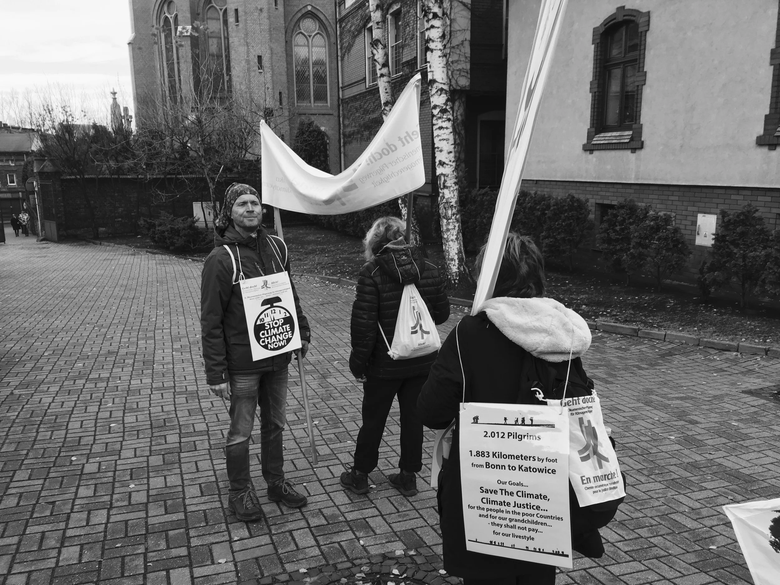 Johan van Werven, de Hollande, prépare avec d'autres pèlerins français et allemands à la manifestation pour la justice climatique dans le centre de Katowice.