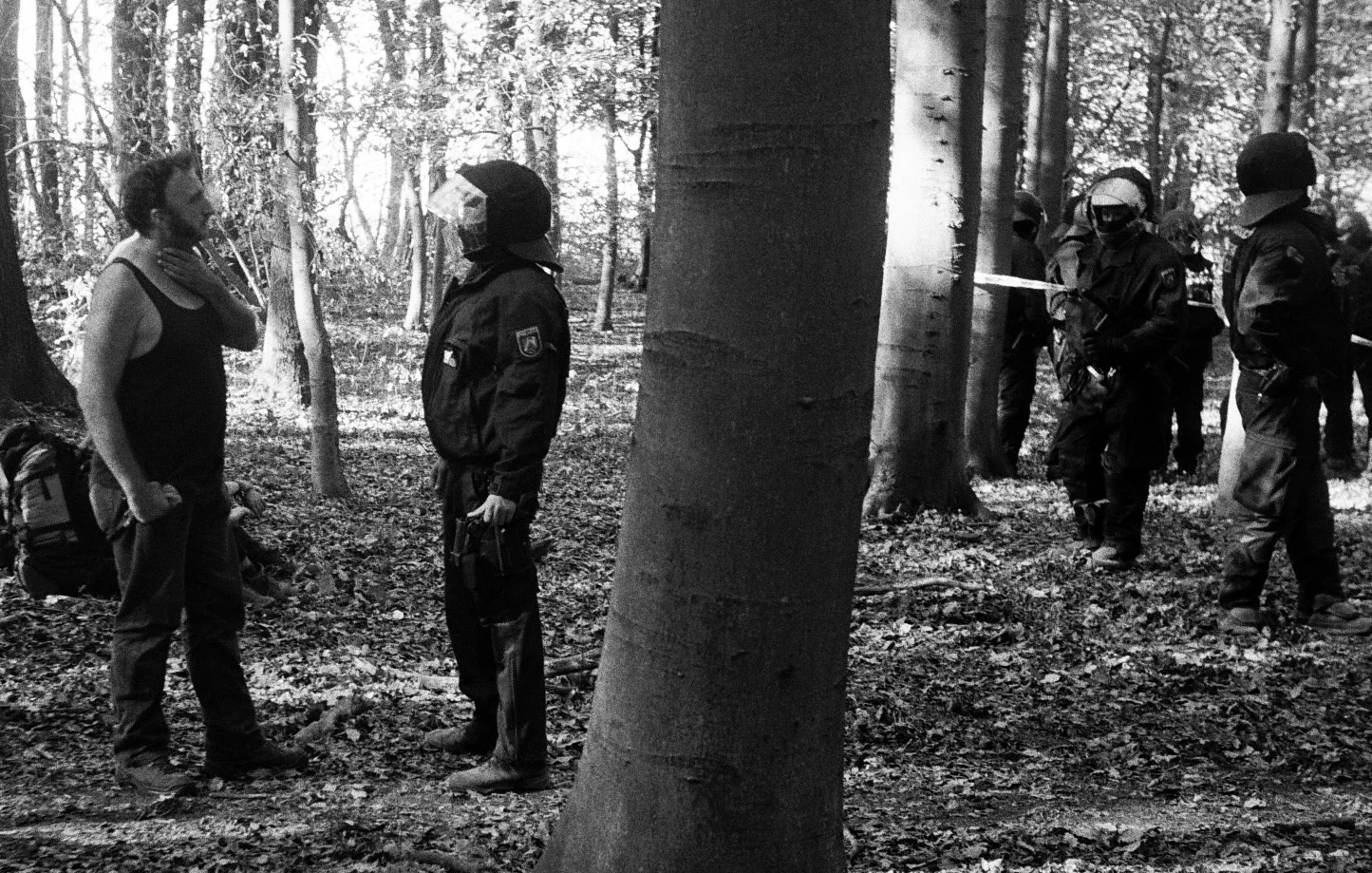 Tensions entre les militants et la police anti-émeute en début de soirée le 19 septembre, suite au décès de Steffen Meyn.