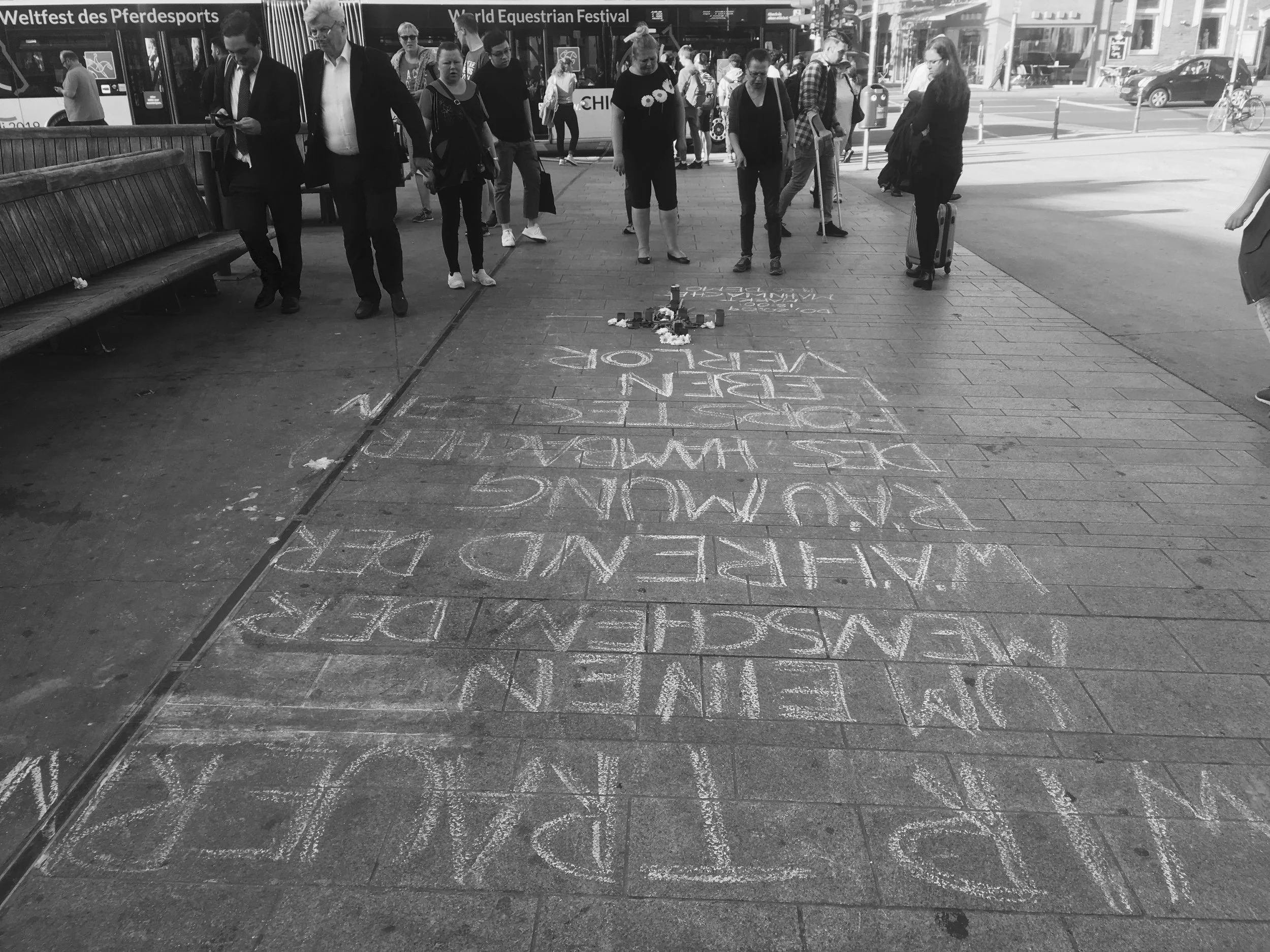 Avis de commémoration à l'extérieur de la gare centrale d'Aix-la-Chapelle le 20 septembre.