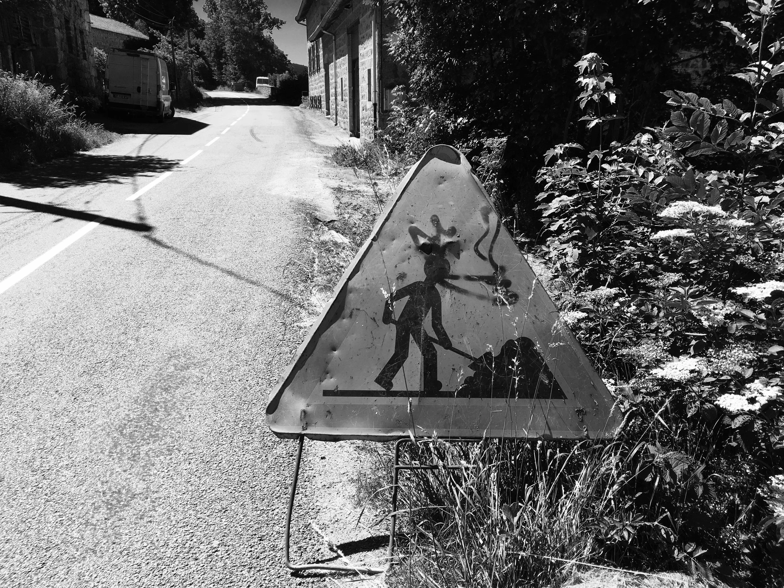 Route dans la campagne près de Saint-Étienne, juin 2018.