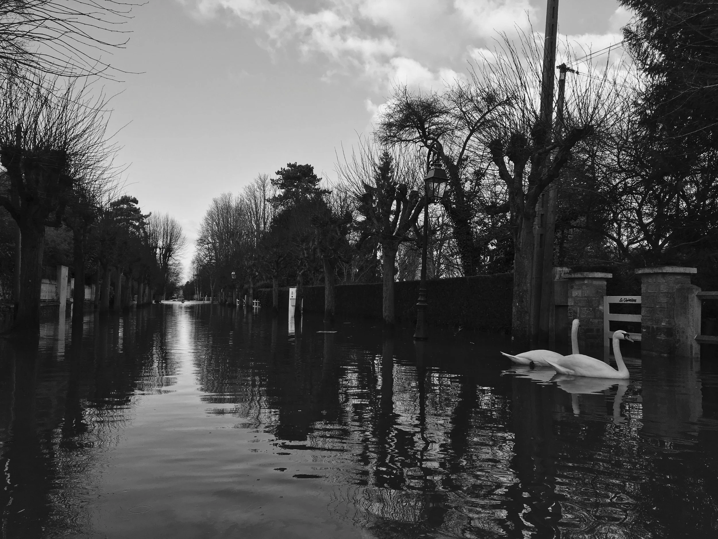 Scènes de la crue hivernale de la Seine à Villennes-sur-Seine, Yvelines le 4 février 2018. Tandis que les résidents ont trouvé des façons créatives pour s’adapter à la situation, les inondations ont causé des dégâts matériels importants dans la Vallée de la Seine.