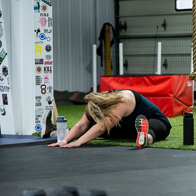 Feeling tight? Lacking mobility? Too sore? Try STRETCHING 10 minutes after a workout in your tight areas could have tremendous payoff throughout the day. For specific stretches for specific areas ask Coach @bearpower24 for assistance. .

@kait.marie.