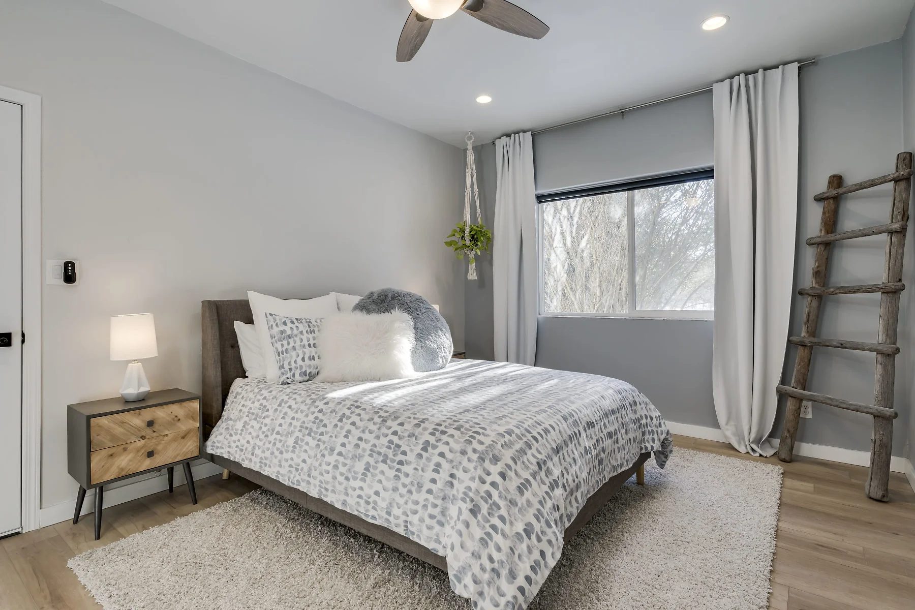 22Bedroom1-SMALL.jpg