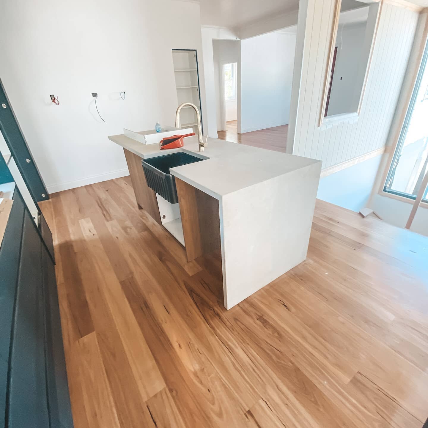 The floor sanders have been in to do the first coat on the flooring at project Paddington
Those beautiful medium tones in the Blackbutt timber are shining through and looking stunning.
Such a great flooring choice for any modern space.

@koandcoarchi