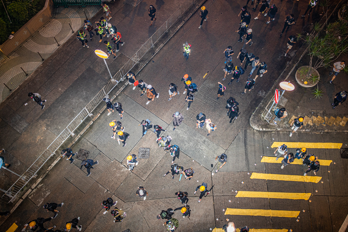 19.08.17 - Protestors flee from riot police.