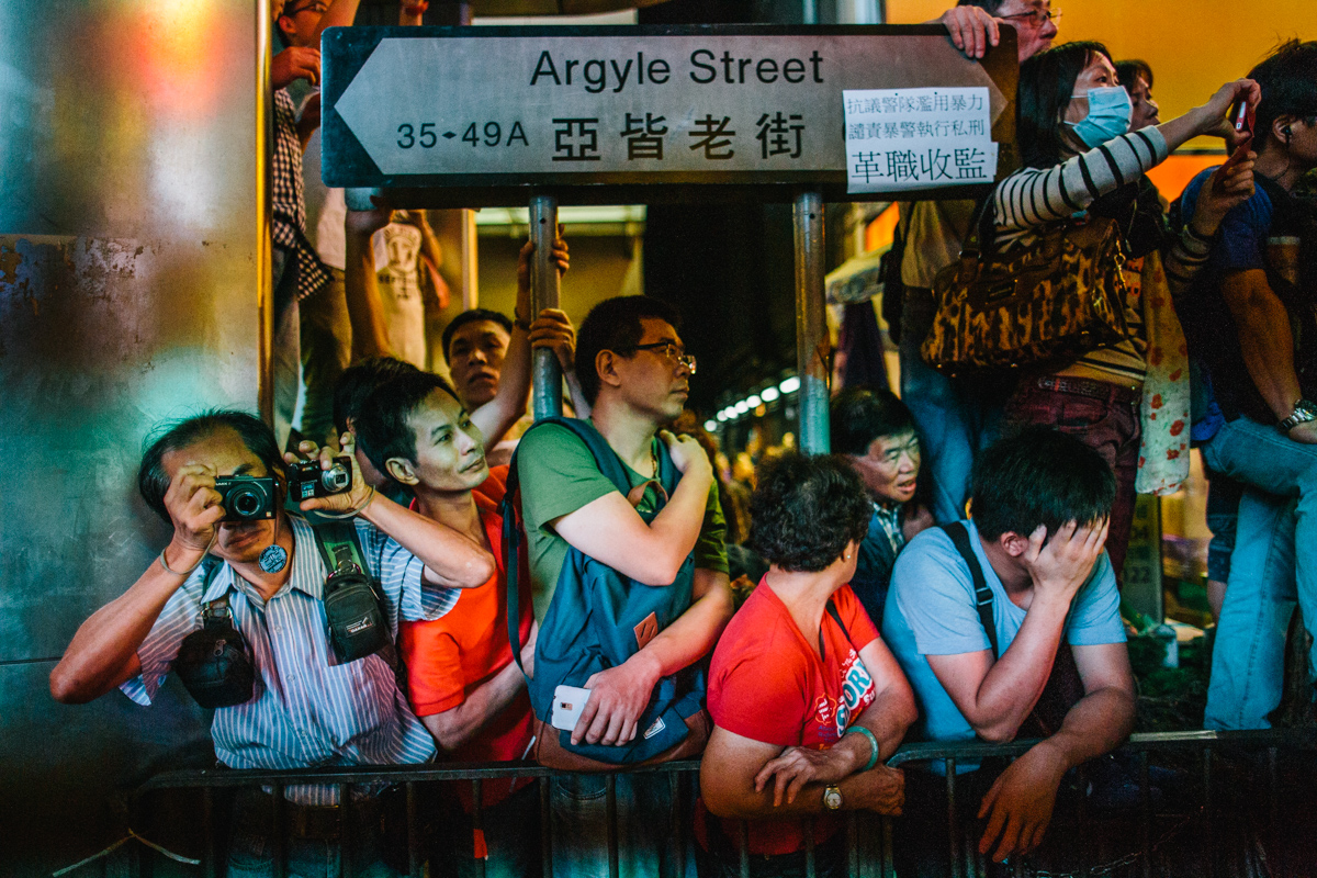 14.10.17 - Hong Kong: Bystanders in Mong Kok.