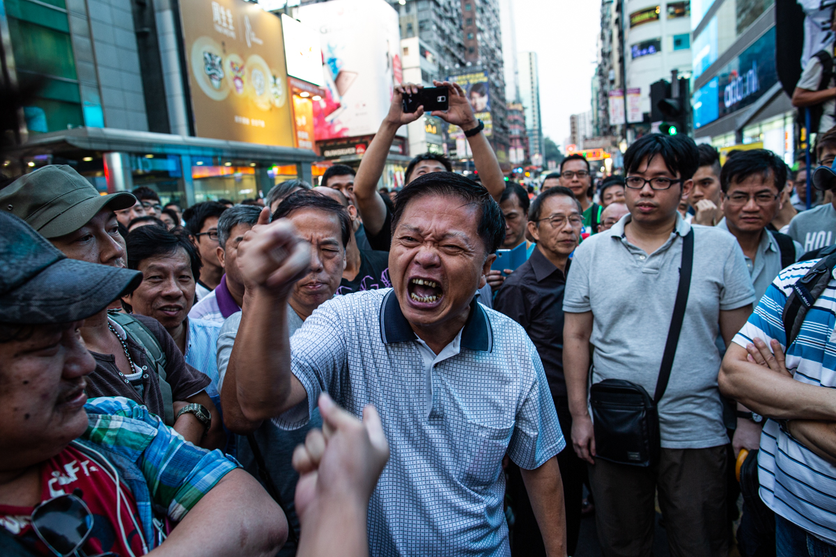 19.10.13 - Hong Kong: Protestors and neighborhood residents fight in Mong Kok.
