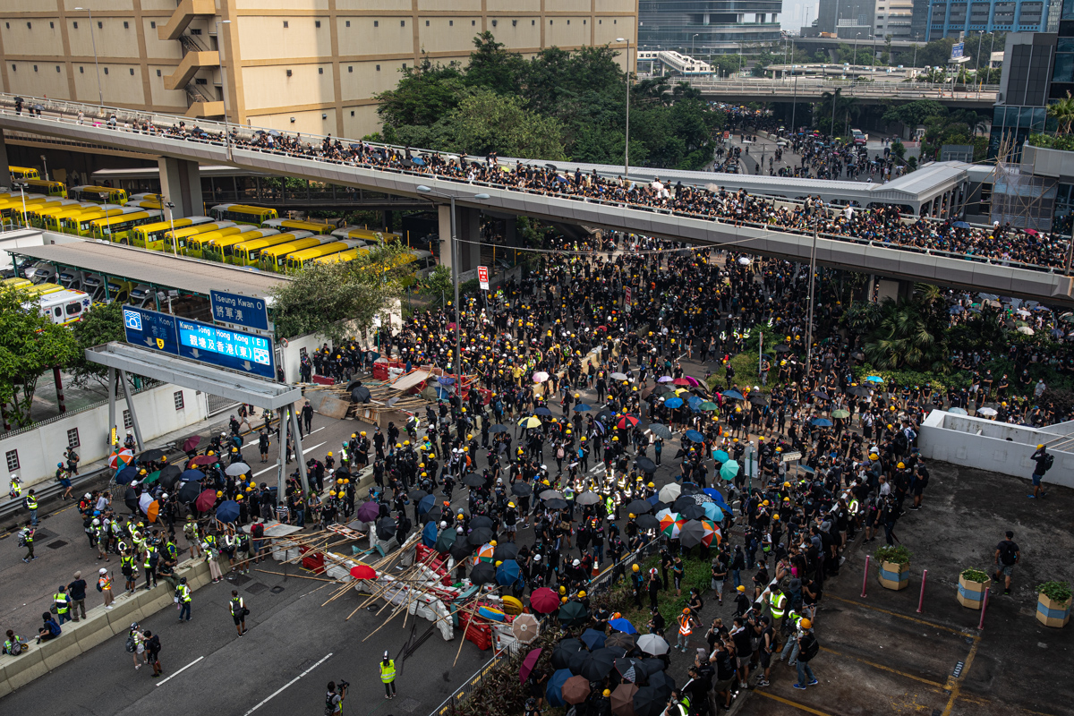 19.08.24 - Protestors barricade Wai Yip St.
