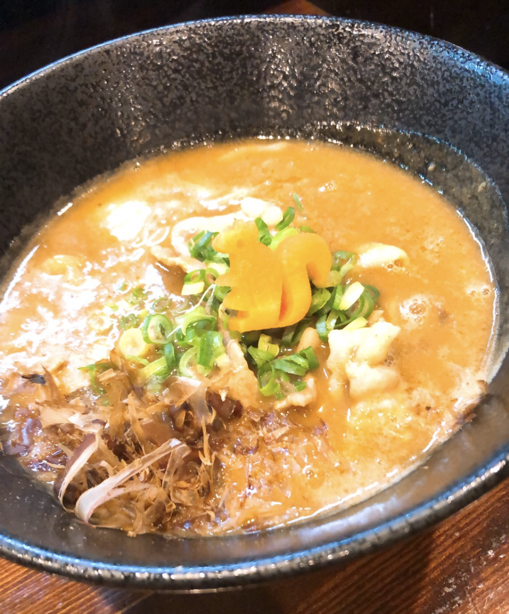  だしの入った上品なカレーラーメン Elegant Curry Ramen with Dashi Broth