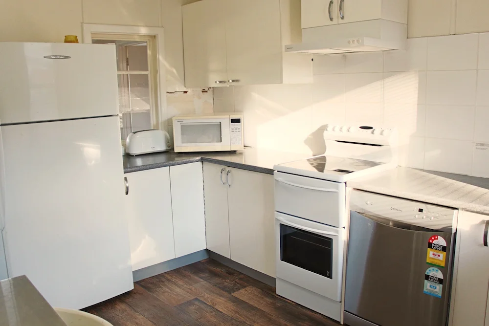 Adaminaby-Accomodation-S-Cottage-kitchen-2.jpg