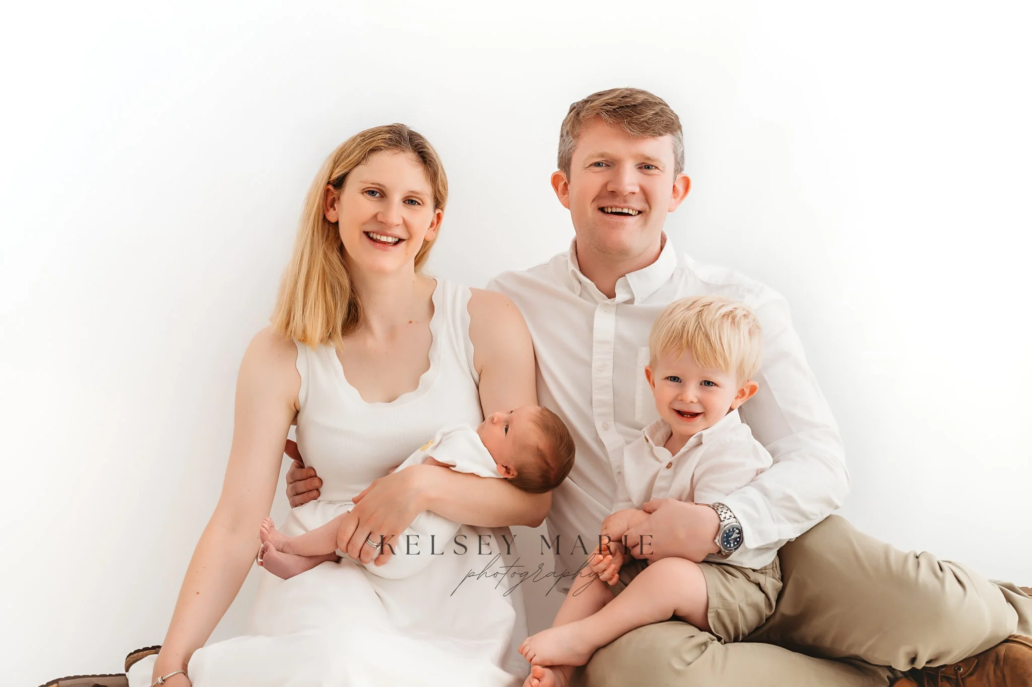 Those quiet moments&mdash;just you, your love, and the two little people who mean everything 💕

Book your photoshoot today
www.kelseymariephotography.co.uk/contactme 

#CheshirePhotographer #NorthWestPhotographer #CheshireMums #CheshireLife #Manches