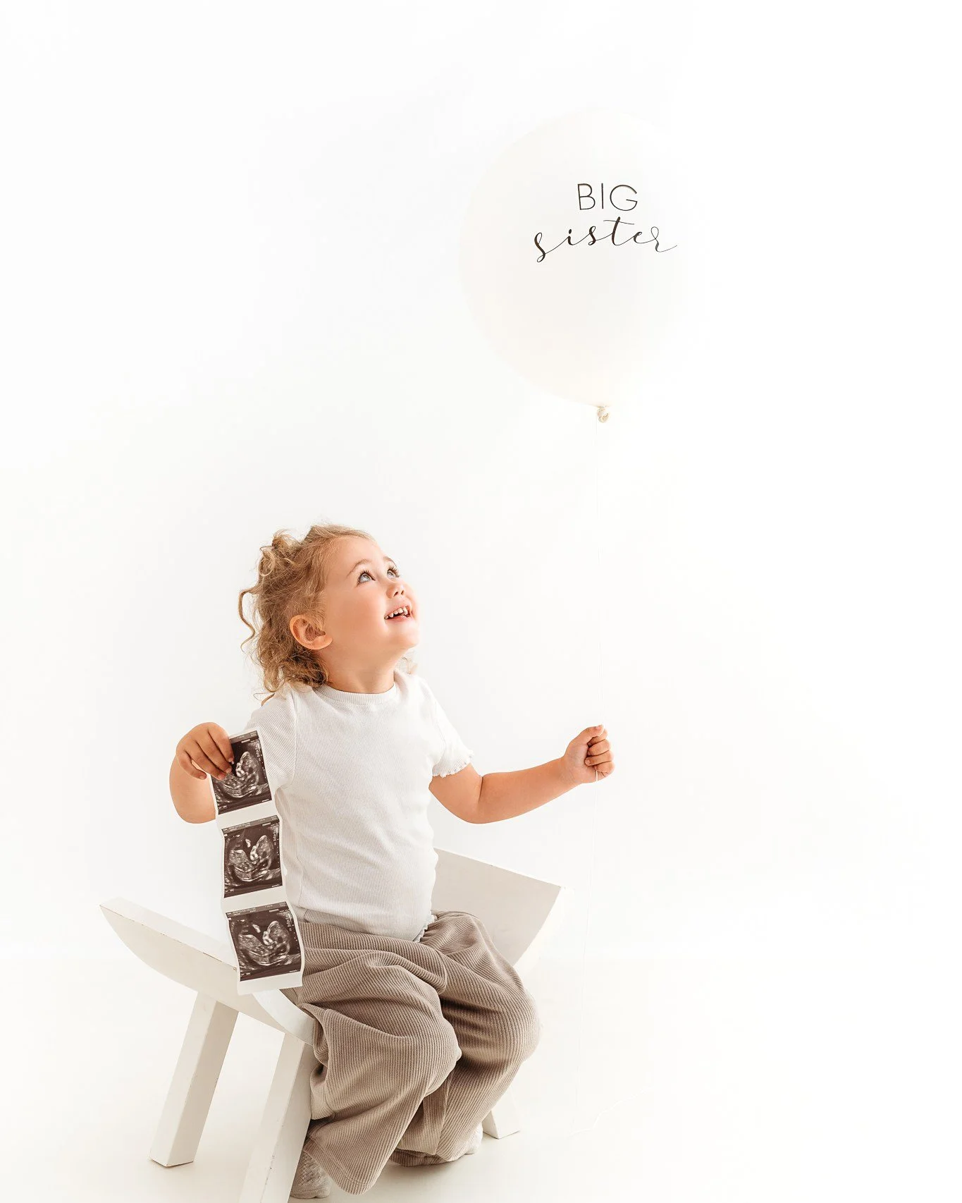 ✨ The best kind of secret&hellip; a little balloon, a big sister and the most wonderful news &mdash; a new baby is on the way! 🎈💛 

I felt so lucky to be trusted with this special secret so we could capture the perfect images for their special anno