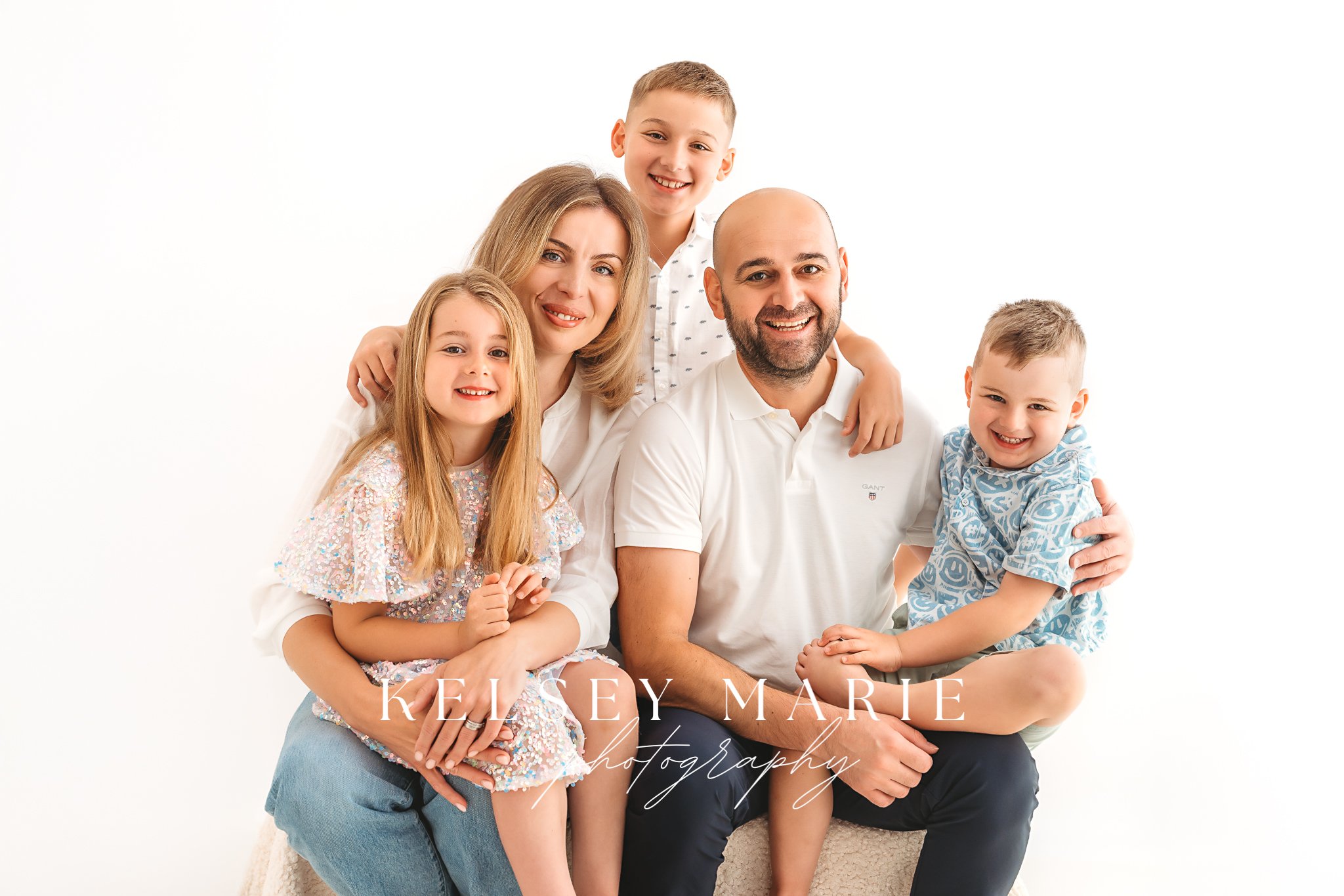 Amongst the lead up to Christmas, so many families feel this is the perfect time of year to update their family photos &mdash; and I&rsquo;m completely here for it!

Whether you prefer something formal, silly or natural, we&rsquo;ll capture what feel
