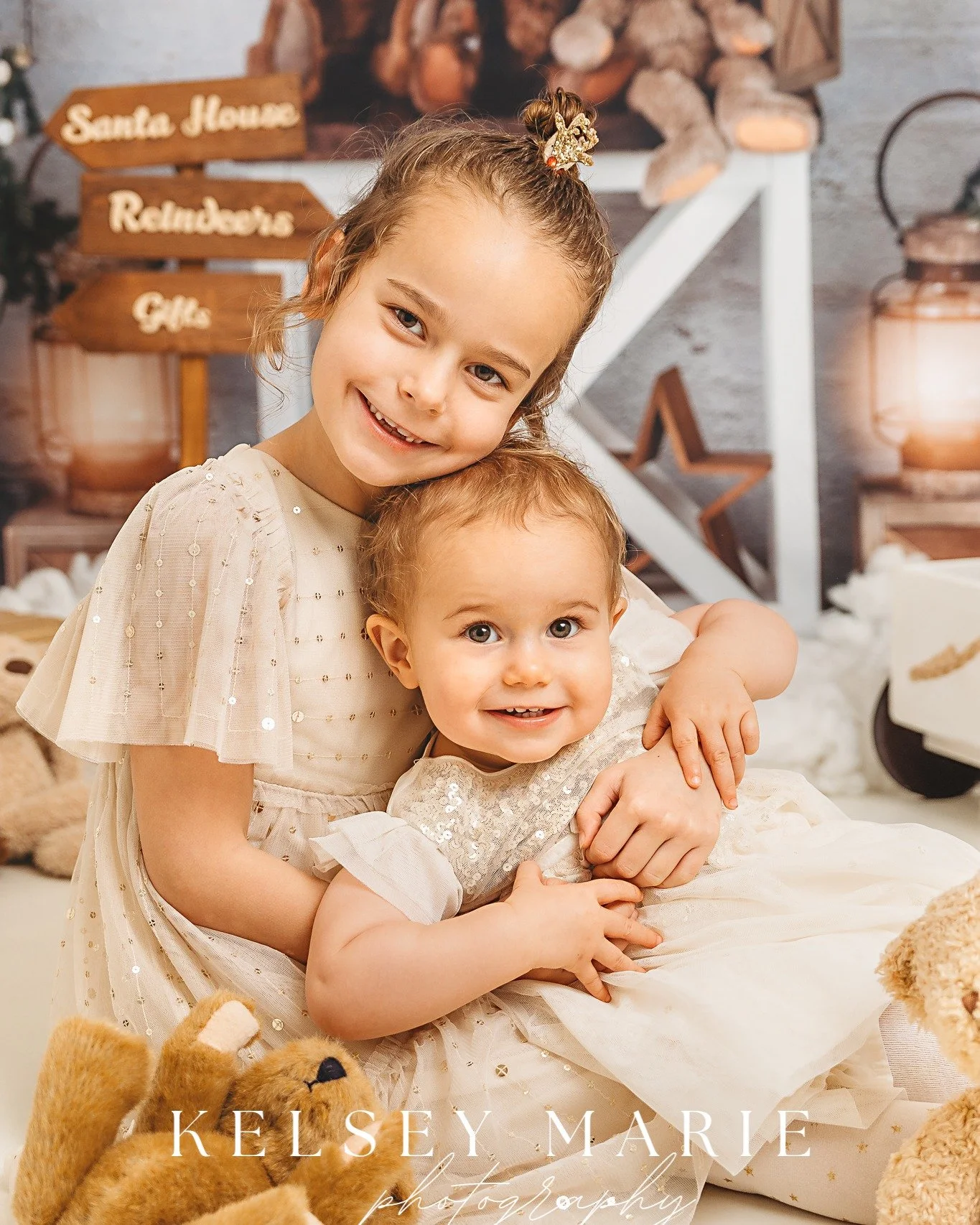Some more beary-cute Christmas Photoshoot photos coming right up! 🧸🎄

Now it&rsquo;s time for B &amp; B&rsquo;s photos &mdash; I&rsquo;ve been lucky enough to photograph both of these beautiful girls since they were newborns and it&rsquo;s such a j