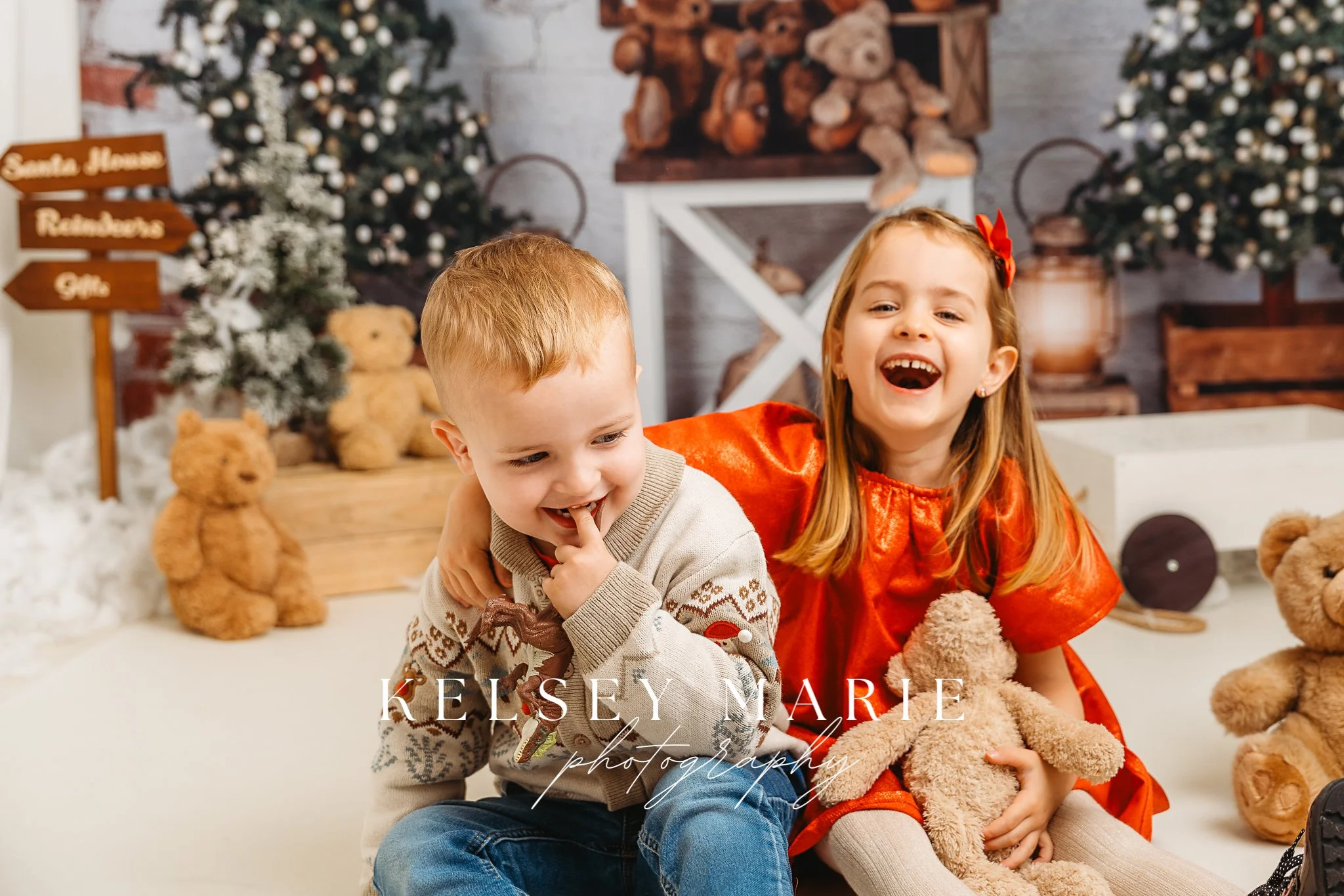 The Christmas countdown is on! 🎄✨
And having fun during your photoshoots is always a priority &mdash; because when little ones are genuinely enjoying themselves, the natural smiles follow&hellip; and that&rsquo;s when the magic happens. 🤍

#Christm