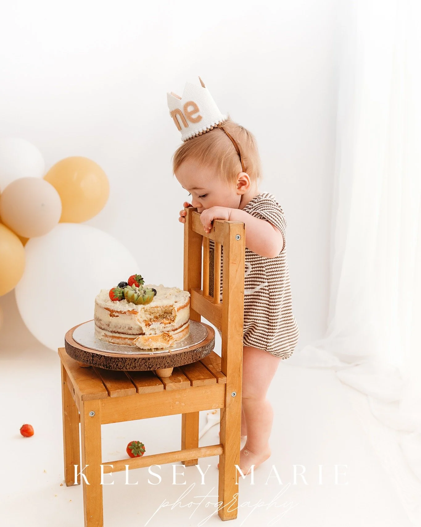 I spy a special first birthday! 🎂✨
Standing, sitting, crawling or having a little boogie&hellip; however they love to move, I&rsquo;m here for it!

Has your little one learnt a new trick recently? I&rsquo;m passionate about capturing them exactly as