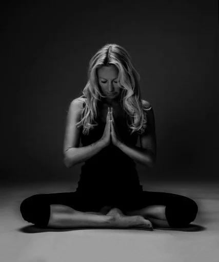 Ulrica Norberg Ulrica har studerat och undervisat yoga och meditation sedan tidigt 90-tal och har lång erfarenhet inom ett brett spektrum av olika andliga metoder och system. Ulrica har spelat en viktig roll för yogans utveckling i Europa från 90-talet. Hon har utbildat över 500 yoga och meditationslärare och är en mycket omtyckt lärare, tränare, mentor samt författare till flera artiklar, böcker inklusive filmer om yoga. Hennes undervisningsstil är kunnig, inspirerande, generös och varm och speglar element från sin egen meditation och yogapraktik, pedagogisk erfarenhet, liv och studier. Hon har en magisterexamen i film och journalistik, bott utomlands under många år, rest över hela världen innan hon återvände tillbaka till sitt hemland Sverige där hon idag bor och verkar ifrån. www.ulricanorberg.se / instagram: ulricanorberg