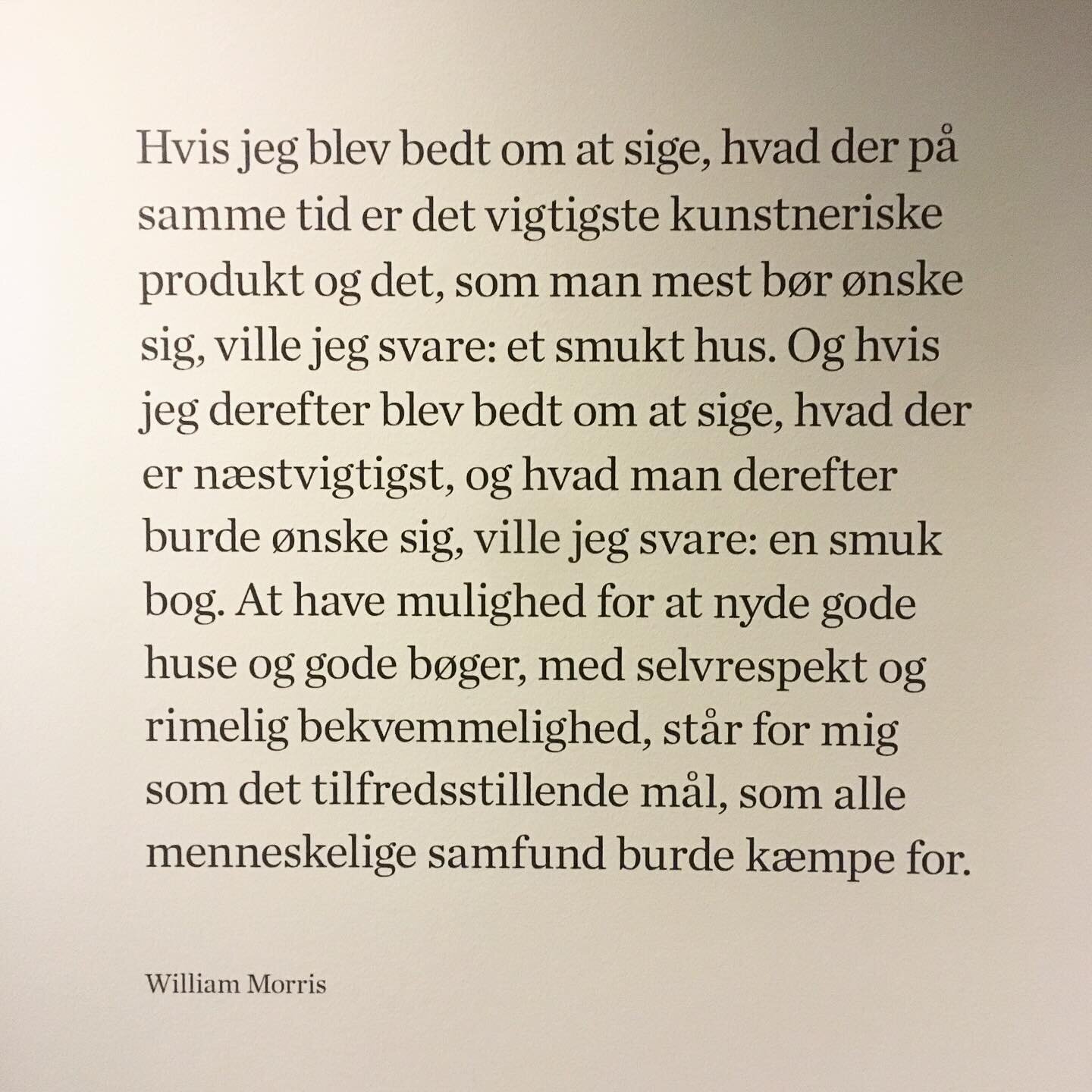 Somme tider spekulerer jeg p&aring;, hvorfor i alverden man skulle bruge tid p&aring; noget s&aring; fjollet som tapeter, n&aring;r verden br&aelig;nder. Jeg stopper ikke nogen krige og jeg redder ikke nogen b&oslash;rn endsige klimaet ved at tegne b