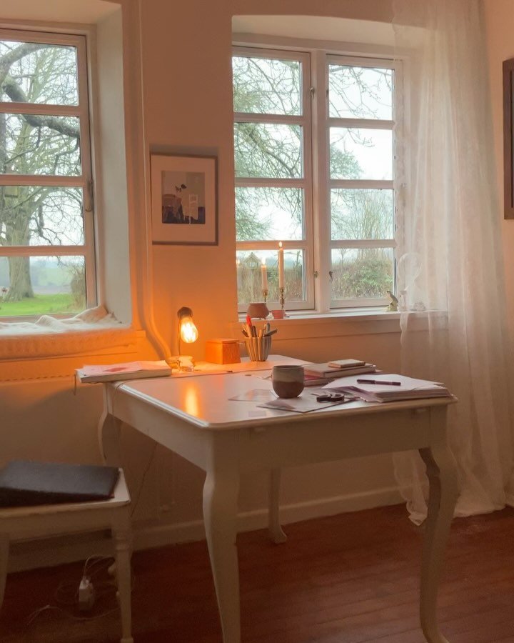 Det er som om langsomheden &aelig;gte bor i Ruths stuer. Som om lyden af det gamle pendul-ur p&aring; besynderlig vis faktisk f&aring;r tiden til at g&aring; i st&aring;. Jeg ved ikke hvordan det kan v&aelig;re, men jeg kan godt lide det.