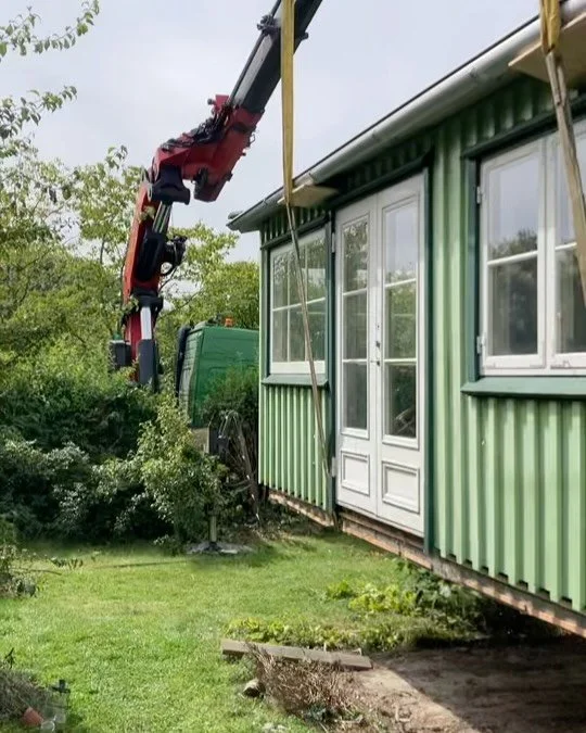 En &aelig;ra er forbi. Og historier gentager sig.

Da vi f&oslash;rst fik en kolonihavegrund i K&oslash;benhavns Sydhavn tilbage i 2012, var der ikke noget hus. Vi fandt et lille sommerhus p&aring; Or&oslash;, som vi efter mange intense beregninger o