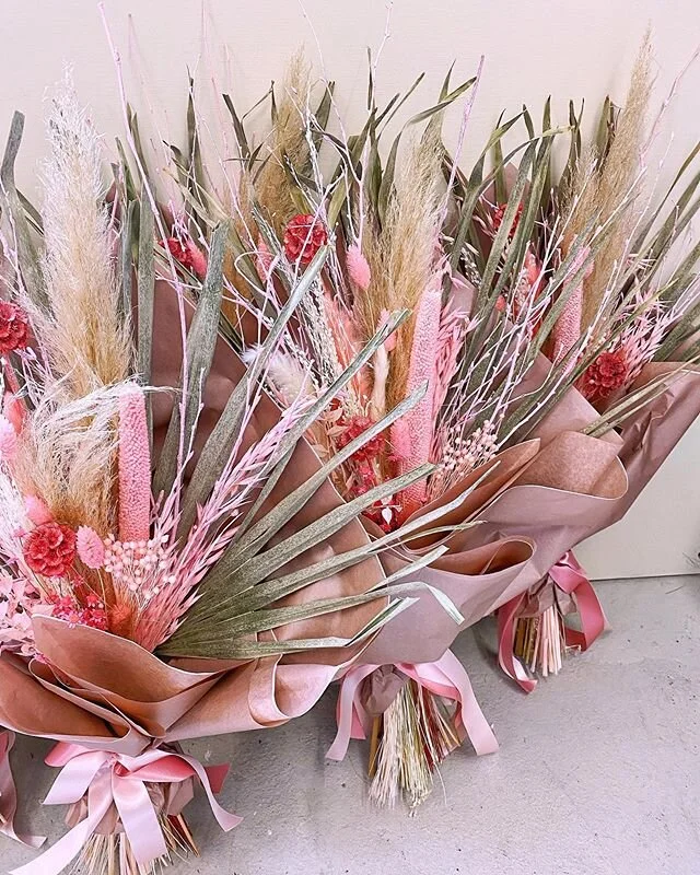 EVER BLOOMS 🌾 flowers to DRY for....new dried bunches available for delivery from next week!
unlike ourselves, these guys don&rsquo;t like the sun or a drink! ☀️ 💦 
display dry in a cool, dry spot, out of direct sunlight....lasts 1-3 years if treated right ✌🏼
&bull;
&bull;
&bull;
dm us to order, or visit the website &pound;26 inc. delivery 📦