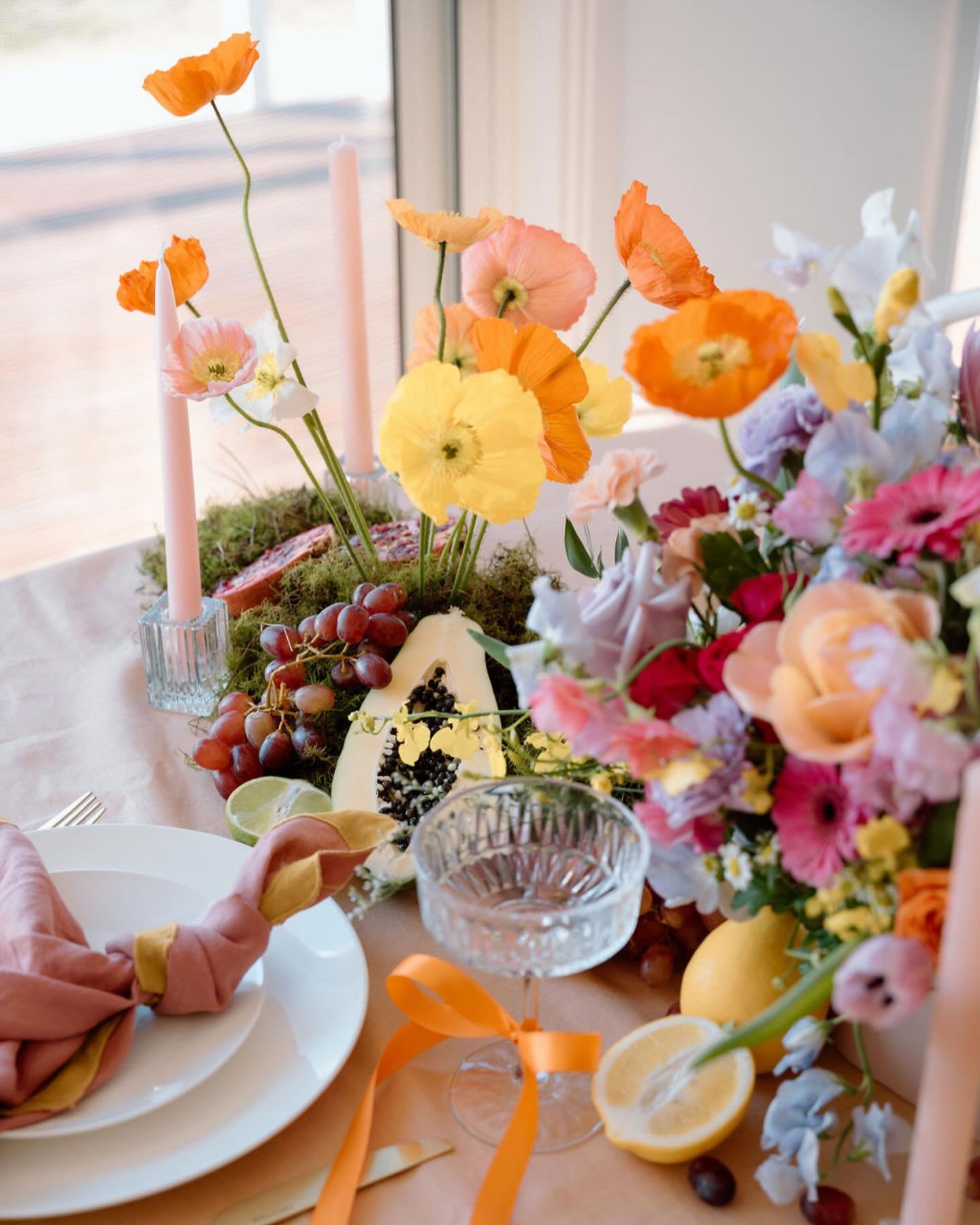 All the JUICY details of this fun and colourful tablescape 🧡 

Floral and tablescape styling by @flowersbytegan 

📸 @ashscholzphotography