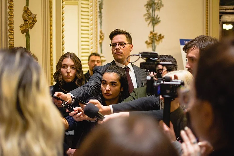 Des relations publiques en contexte pré-électoral