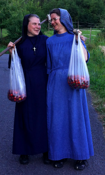 sisters02.jpg