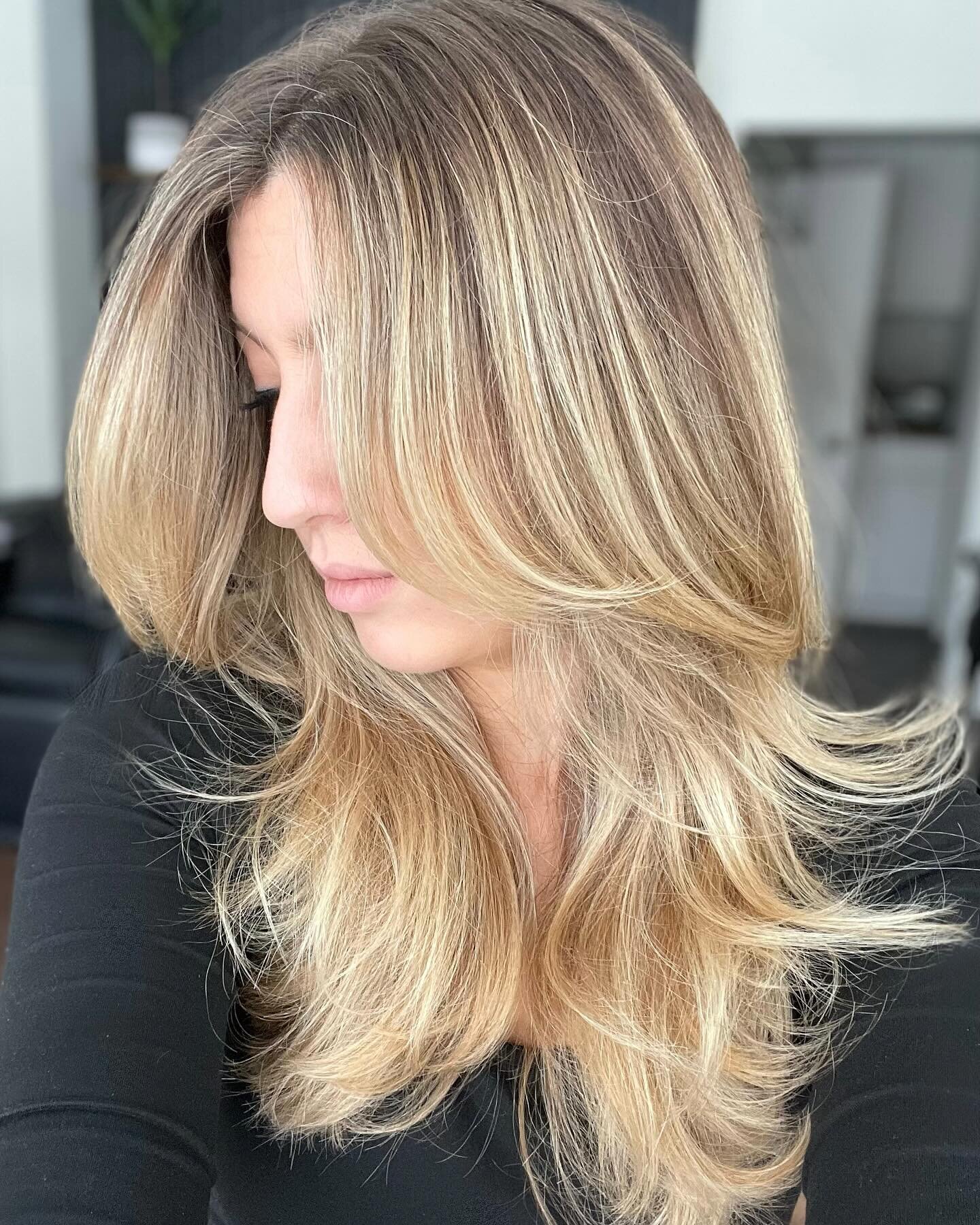 When the layers and color are 👌🏻 @mollywinnhair has the best hair I get to play with whenever! Wash and blowout for a few days of stress free hair life for her!