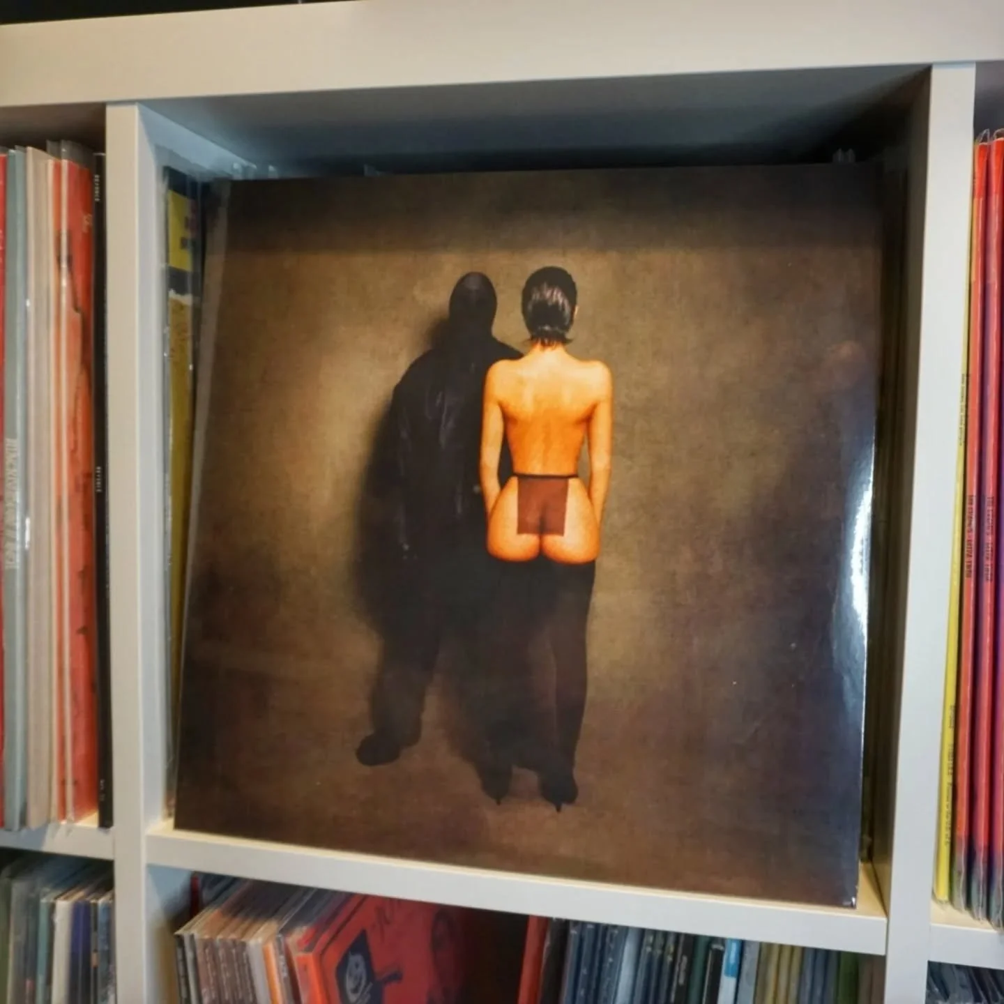 &yen;$ - Vultures ( Kanye West &amp; Ty Dolla Sign) 2LP brown &amp; black vinyl
🟤⚫
Vultures is the studio album by the American hip-hop supergroup &yen;$, composed of the rapper Kanye West and the singer Ty Dolla $ign. It was surprise released indep