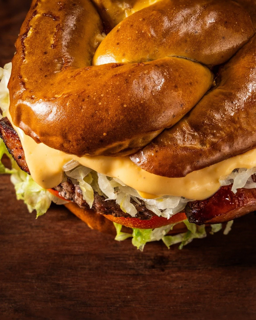 🍺🥨 Burger of the Month: Beer Cheese Bavarian Burger!🥨🍺
This beast is stacked with smoked sausage, griddled sauerkraut, beer cheese, lettuce, and tomato… all on a soft pretzel bun. 
💚 ✨ Two Timin’ Tuesdays ✨ ➡️ 2-for-1 Burgers ever