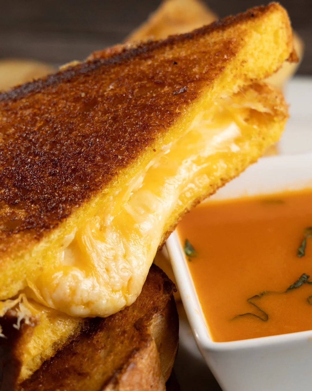 🧀🍅 Dive into comfort with our Grilled Cheese &amp; Soup combo! 

Texas toast stacked with melted Irish cheddar, Swiss, and Jack cheese. Paired perfectly with a creamy tomato bisque that's just right for dipping. 

#HennesseysTavern #IrishBar #Irish