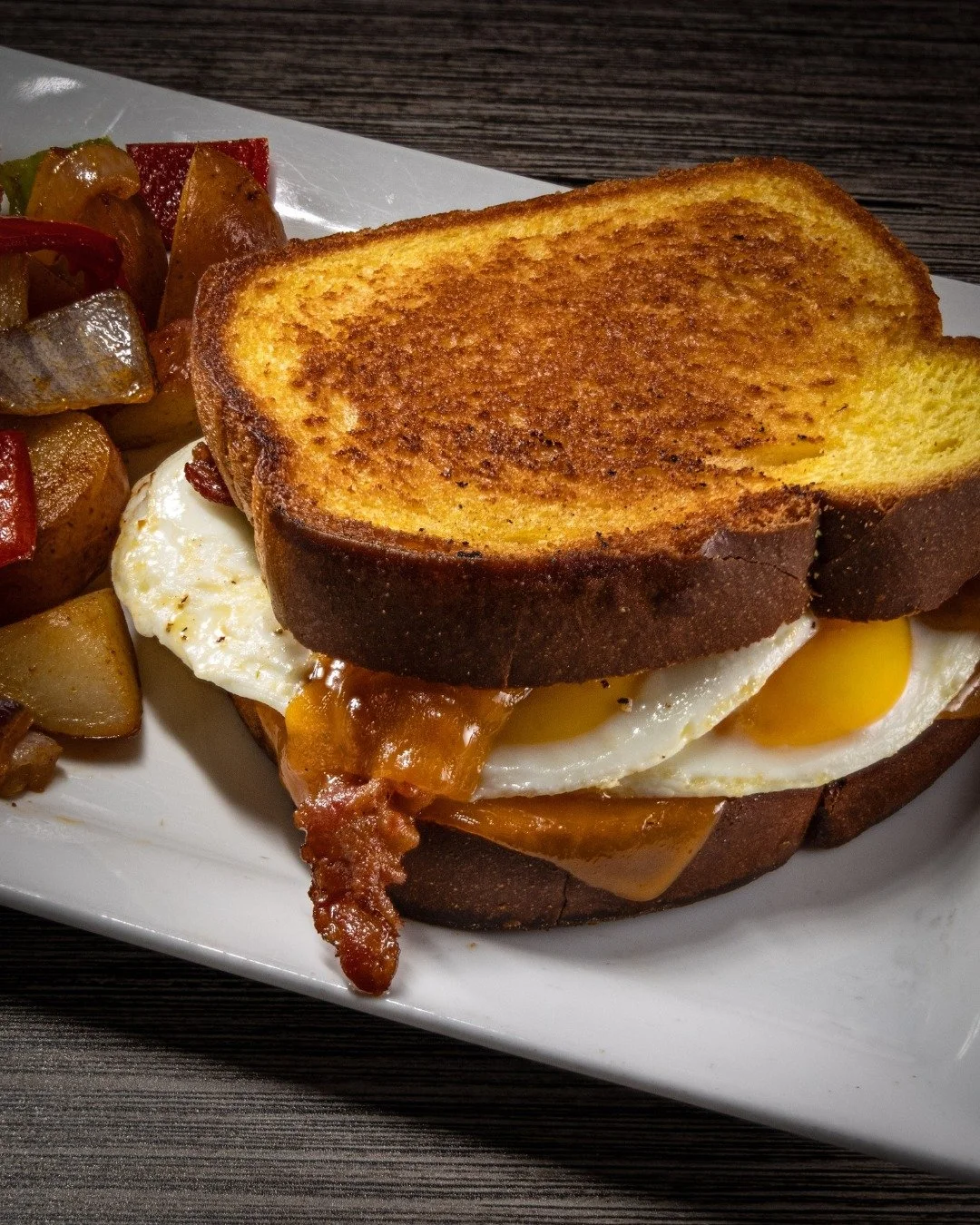🥓🍳 Hennessey&rsquo;s Breakfast Sandwich 
 
Two fried eggs, crispy bacon, and melted cheddar on Texas toast, served with breakfast potatoes. 

✨Two Timin&rsquo; Tuesdays!✨
➡️ 2-for-1 Breakfast every Tuesday!
 
#HennesseysTavern #IrishBar #IrishPub #