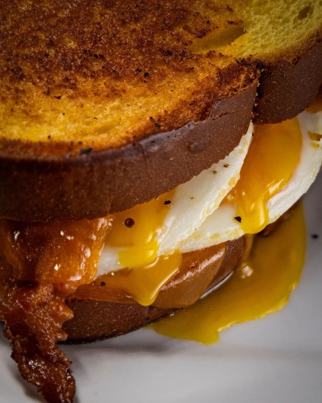 🍳🥓 Who says breakfast is only for the morning?
 
Our Brekky Sandwich is available all day and features two fried eggs, crisp bacon, and melted cheddar cheese on Texas toast.
 
Ideal for those who still crave breakfast.

#HennesseysTavern #IrishBar 