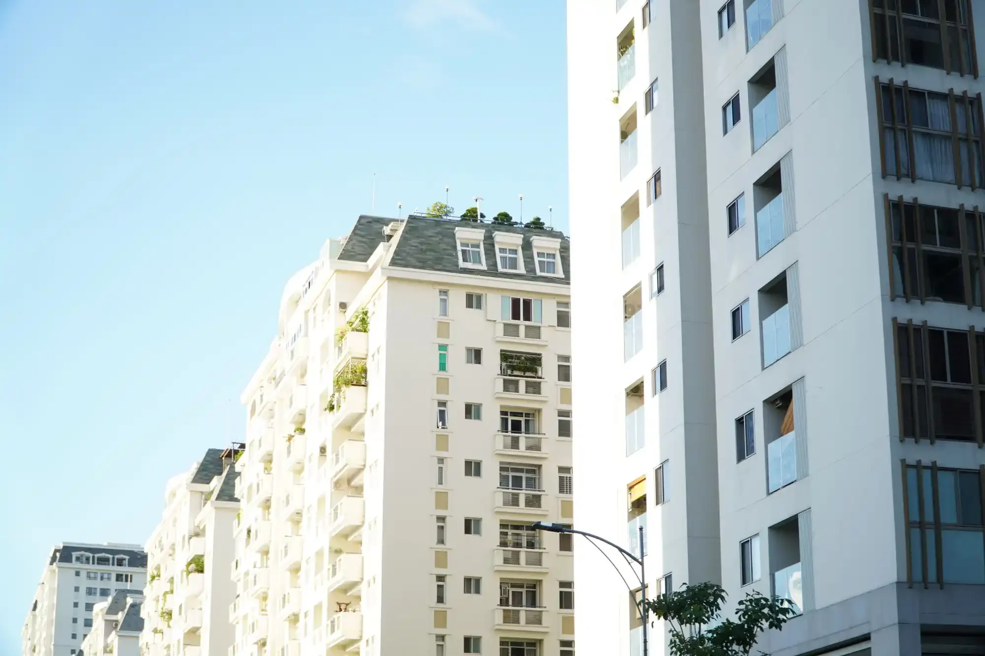 landlord-tenant-banner-apartment-building.webp
