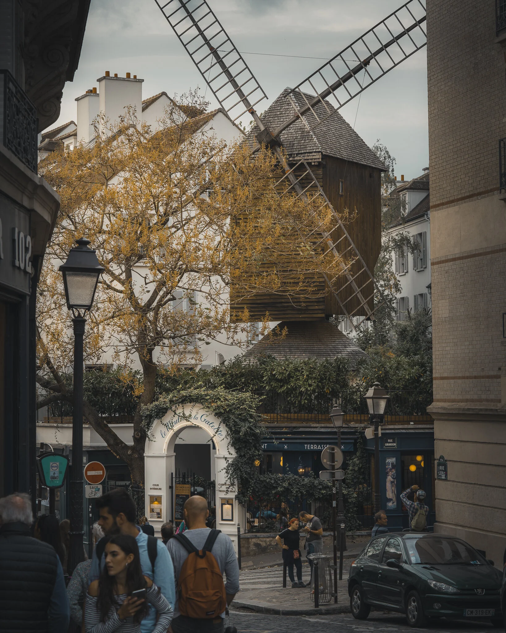 Moulin de la Galette in Montmartre - (70mm f/8 1/50 ISO 100)