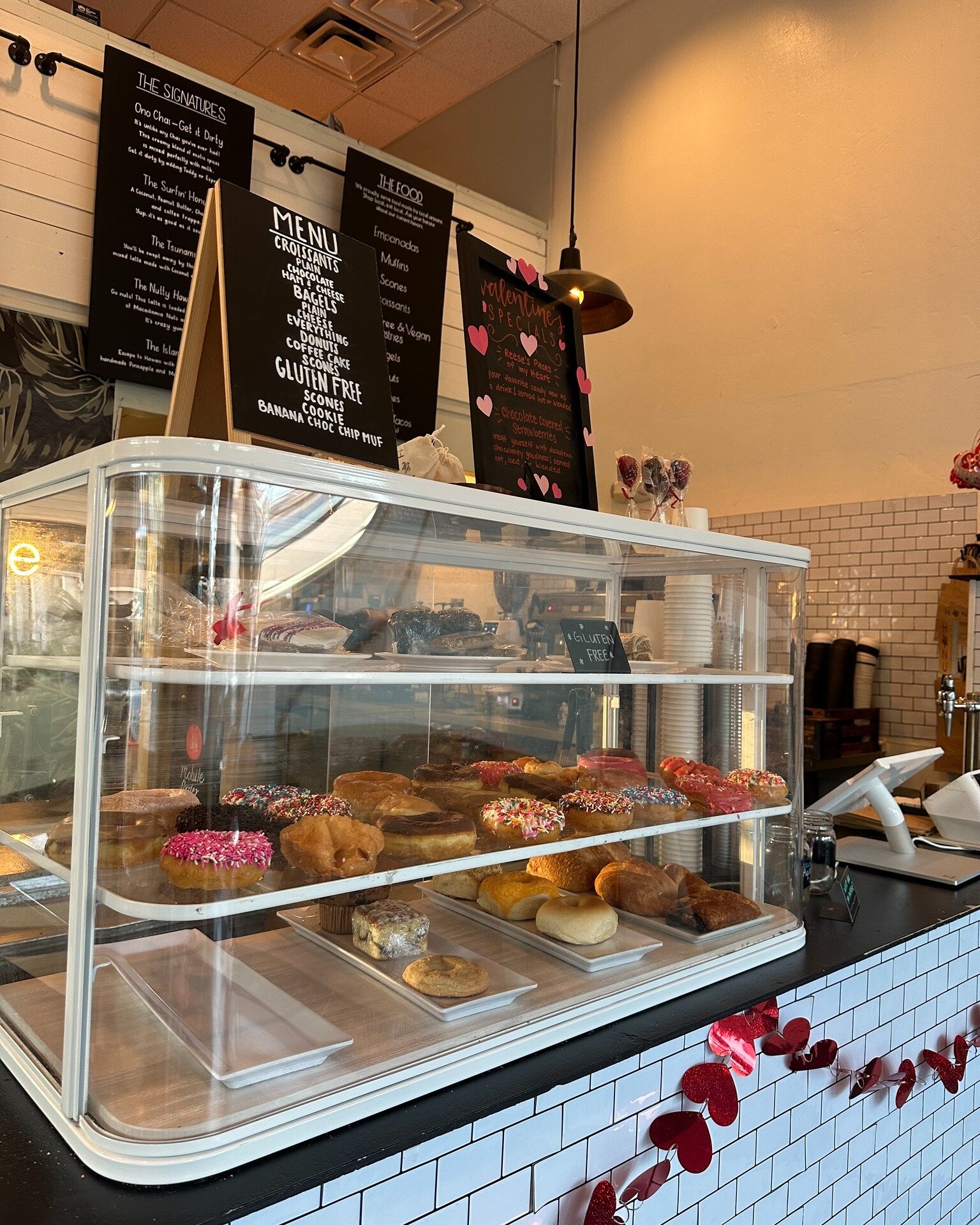 It's weekend. Treat yourself. 🍩 #homesweethonu 

#valentinesday #coffeeshop #honucoffee #mainstreet #oldtownnewhall #coffeelover