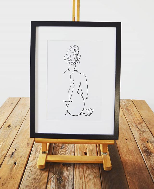 My nude A4/A3 prints all have freeeeeee postage to UK homes yaaaaaay 
Link in bio 🧡