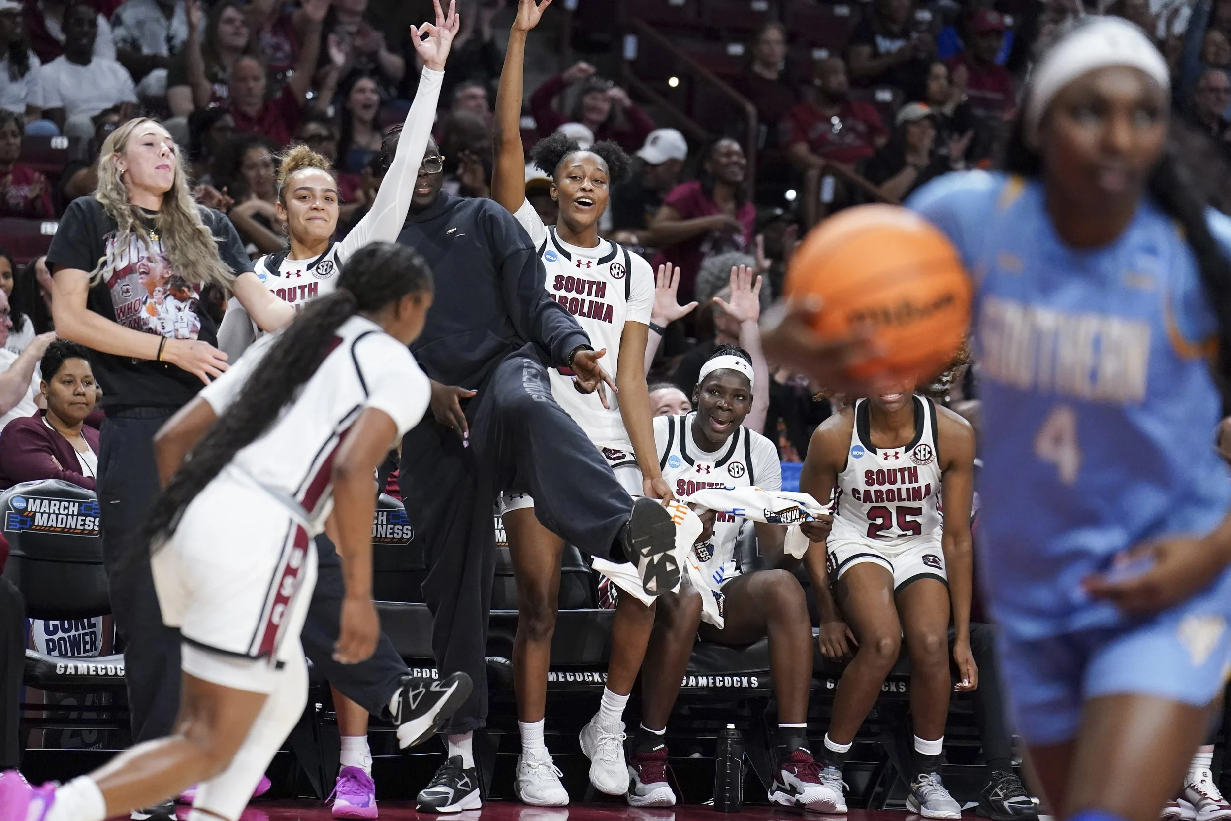 Photos: Gamecocks coast in round one