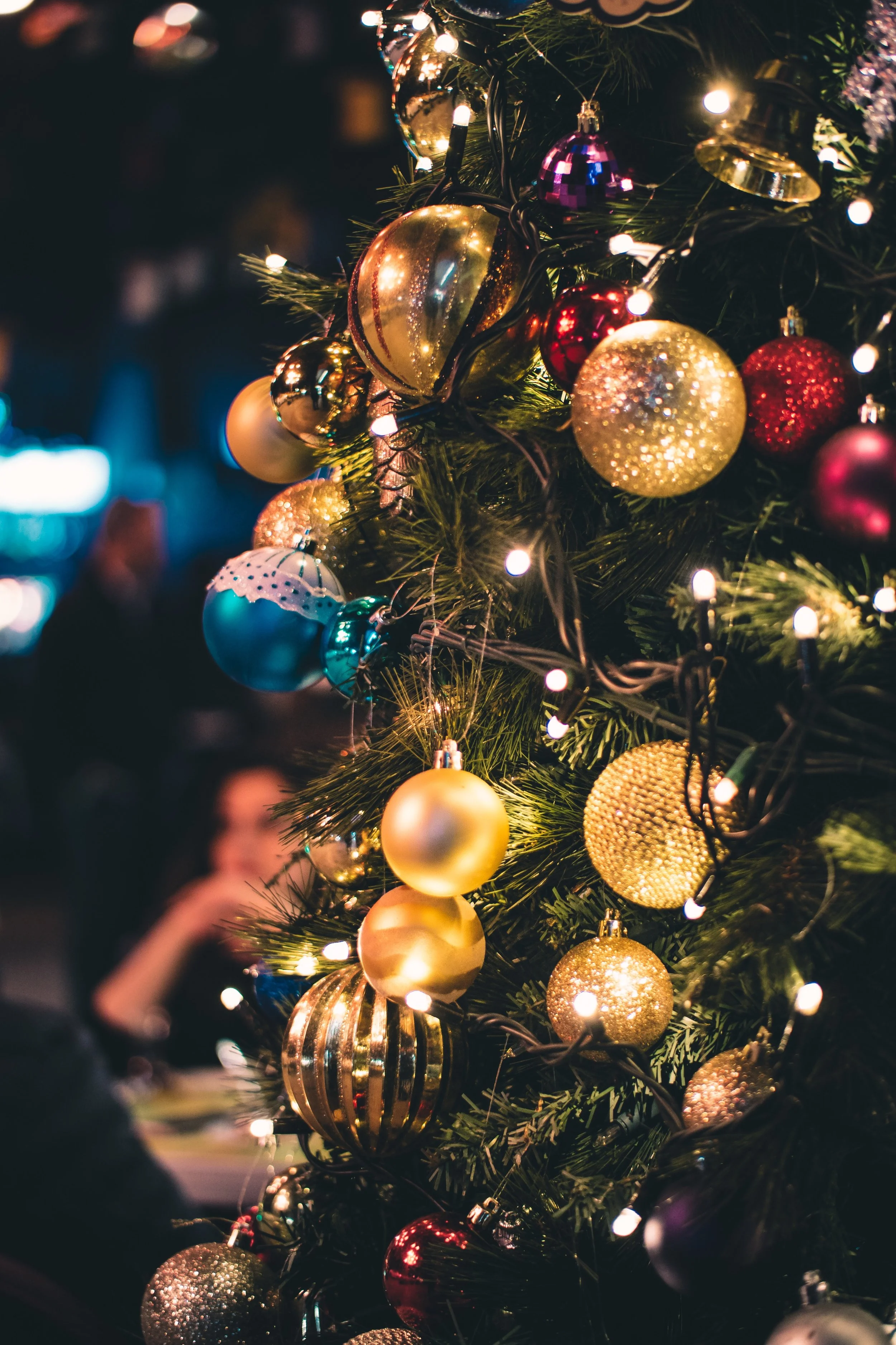balls-blurred-background-christmas-724375.jpg
