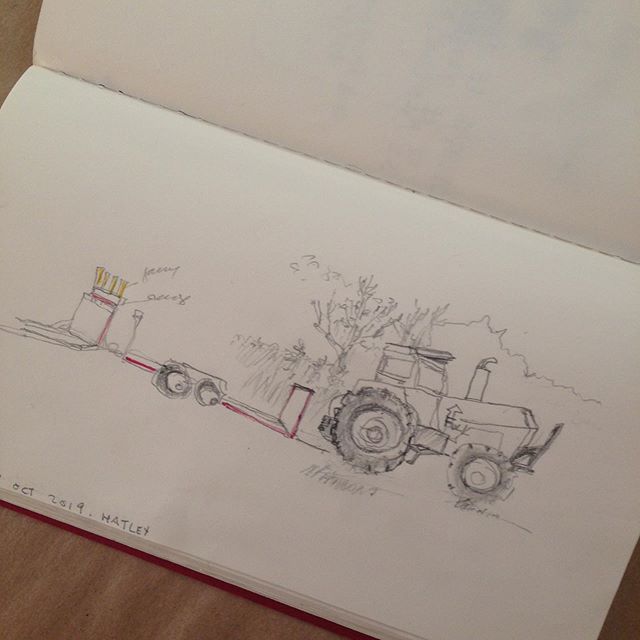 Souvenir d'octobre.  Un tracteur sul'camp &agrave; l'or&eacute;e du champ avant l'arriv&eacute;e h&acirc;tive de la neige.