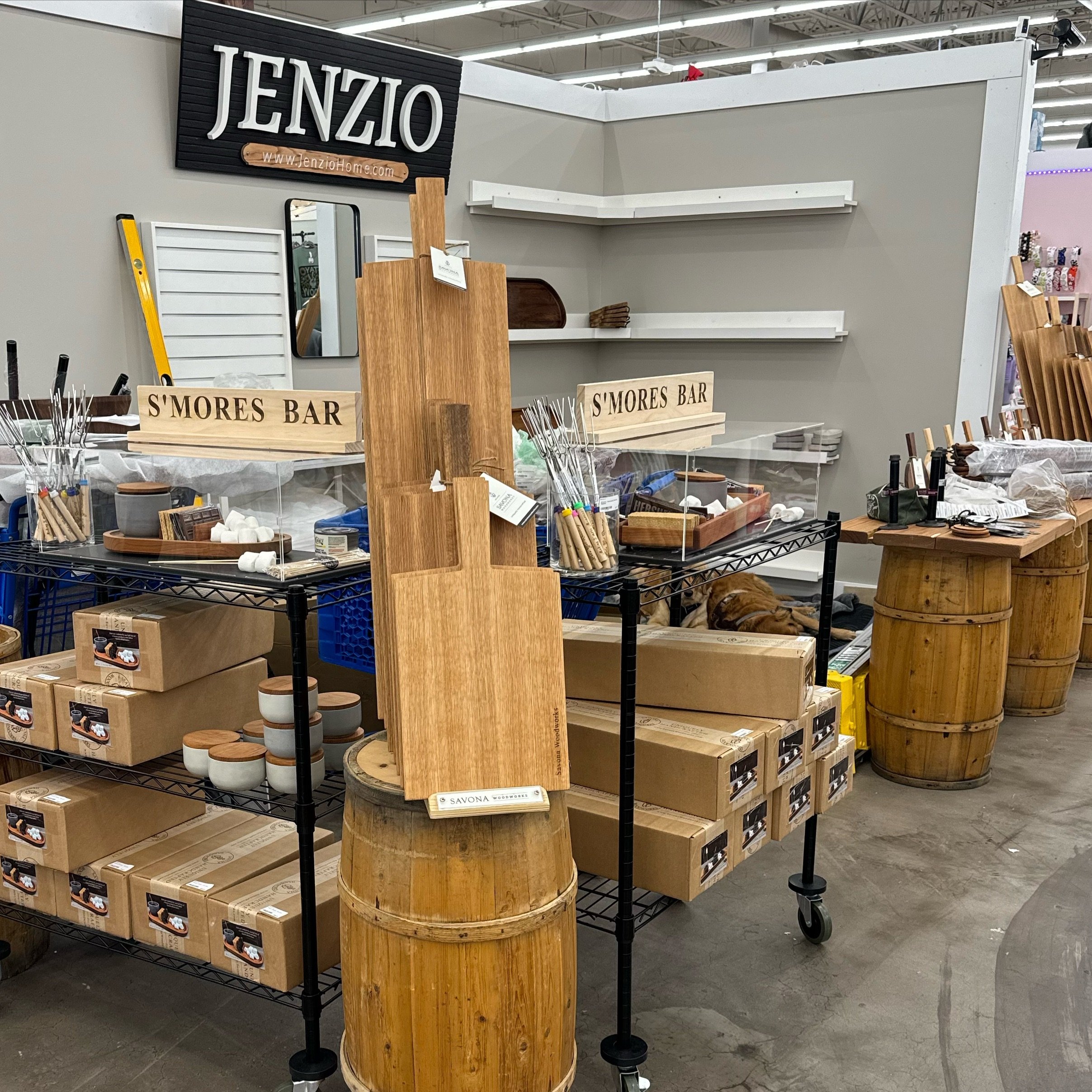 Our second JENZIO retail store is being built right now in AUSTIN, TEXAS! 🤠
.
We are thrilled to be entering this vibrant community!
.
Please visit us @paintedtreesunsetvalley, at the Main Aisle crossroads in Space E14.
.
.
.
@paintedtreeboutiques
@