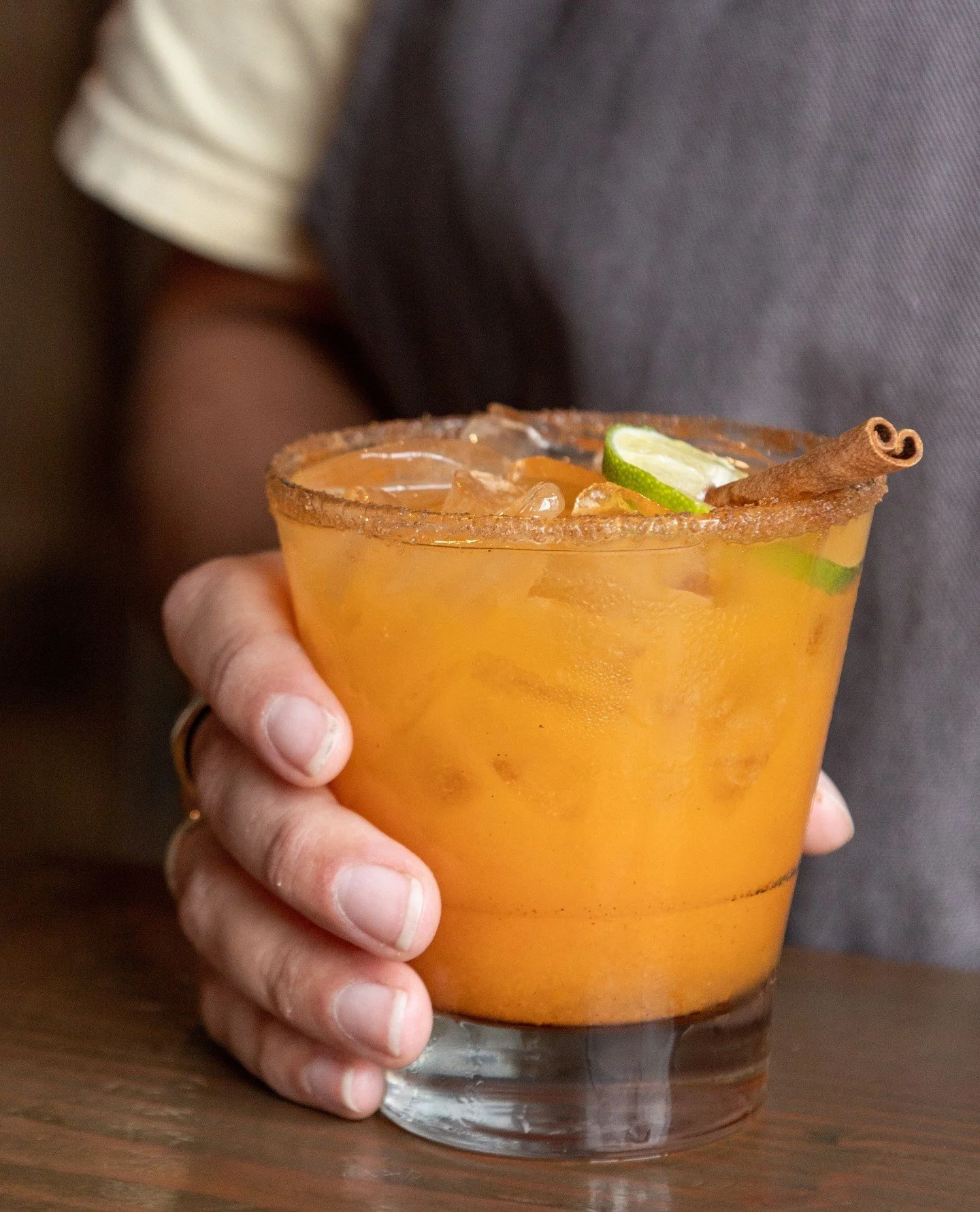 Our Agave Gourd Twist tastes just as good as it looks 🤤 Perfectly crafted with tequila, triple sec, agave, lime juice, spiced pumpkin mix and cinnamon - finished with a lime wheel and cinnamon stick!