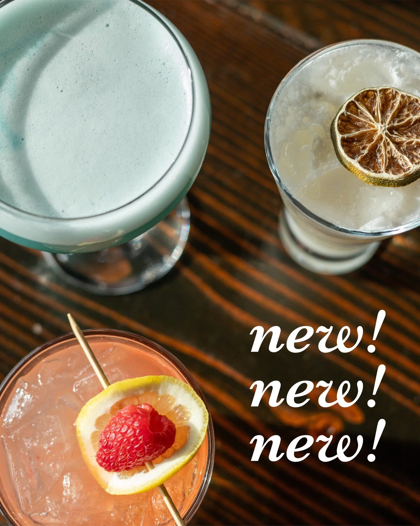 NEW SEASONAL BAR MENU 🫐🍸🍋 With a wide range of flavors, textures, and spirits, there&rsquo;s sure to be a drink for everyone! ⁠
⁠
Pictured ⁠
Blueberry Valentine Sour - Tequila, blueberry, blue cura&ccedil;ao, lemon juice, egg white. ⁠
⁠
Vanilla Cr
