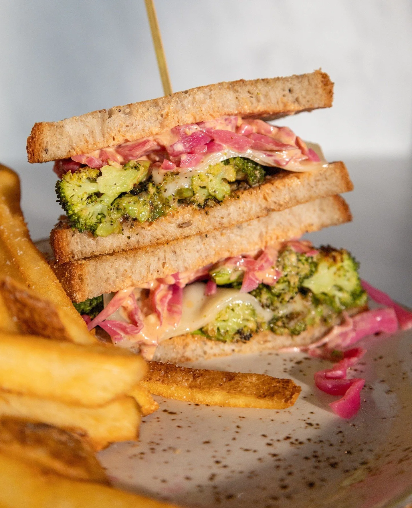 Our Broccoli Reuben doesn&rsquo;t ask for attention&hellip;but once you try it, you&rsquo;ll get it. Charred broccoli, Swiss, pickled cabbage, secret sauce, rye 🥦 Perfect for when you're skipping the meat, but don't want to miss out on flavor.