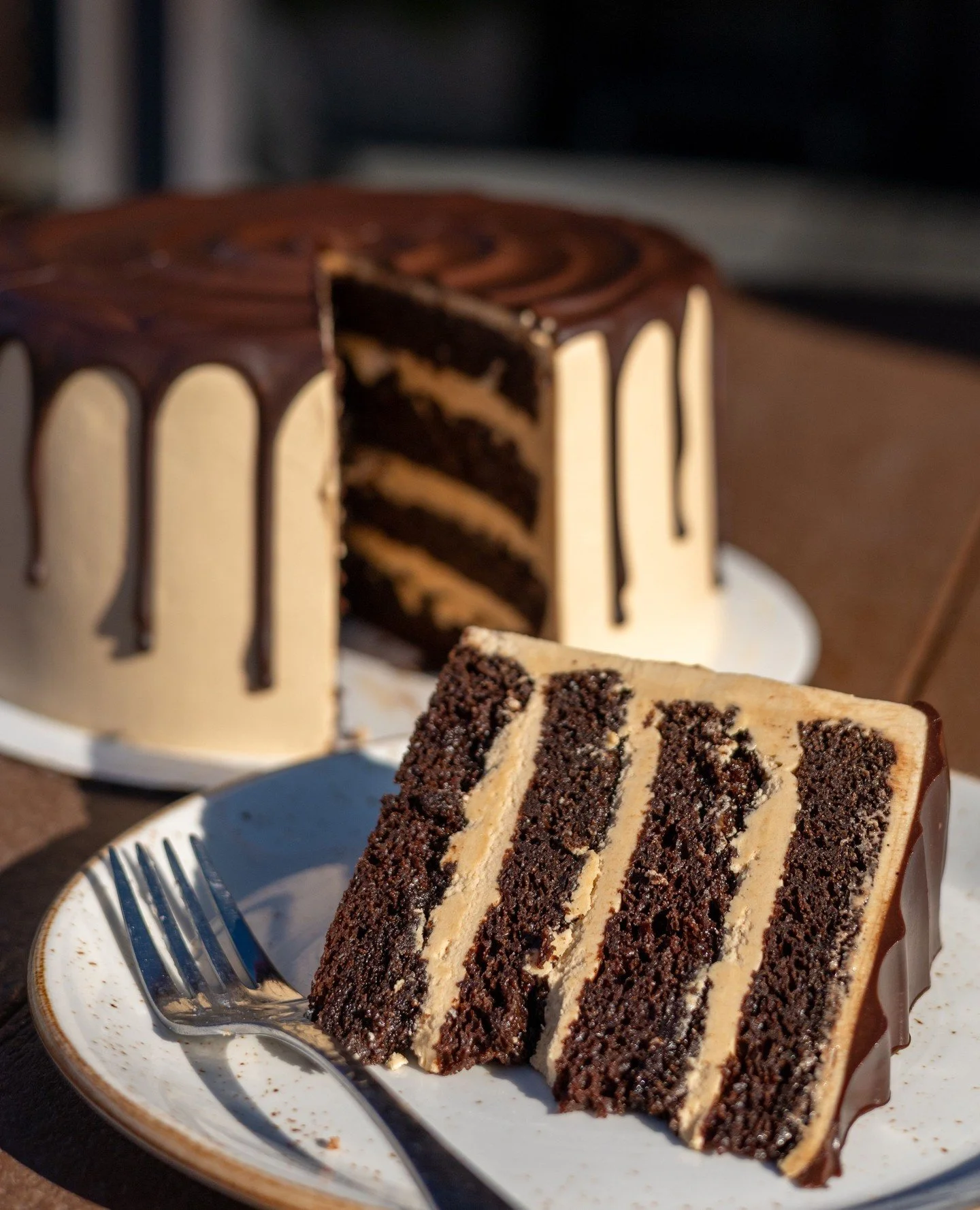 One bite and you will understand why this cake has a fan club😋✨️ Four layers of dark chocolate cake with smooth, peanut butter buttercream frosting, topped with rich chocolate ganache 🥜🍫 Go ahead, treat yourself! You deserve it 🤎⁠
⁠
Grab a slice 